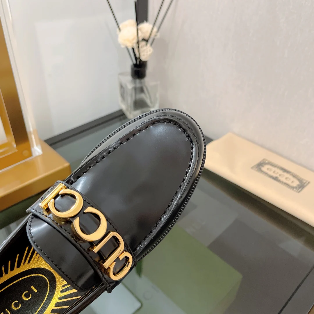 Новинка 2022 года от Gucci - Лоферы с металлической пряжкой в ??виде буквы - 1