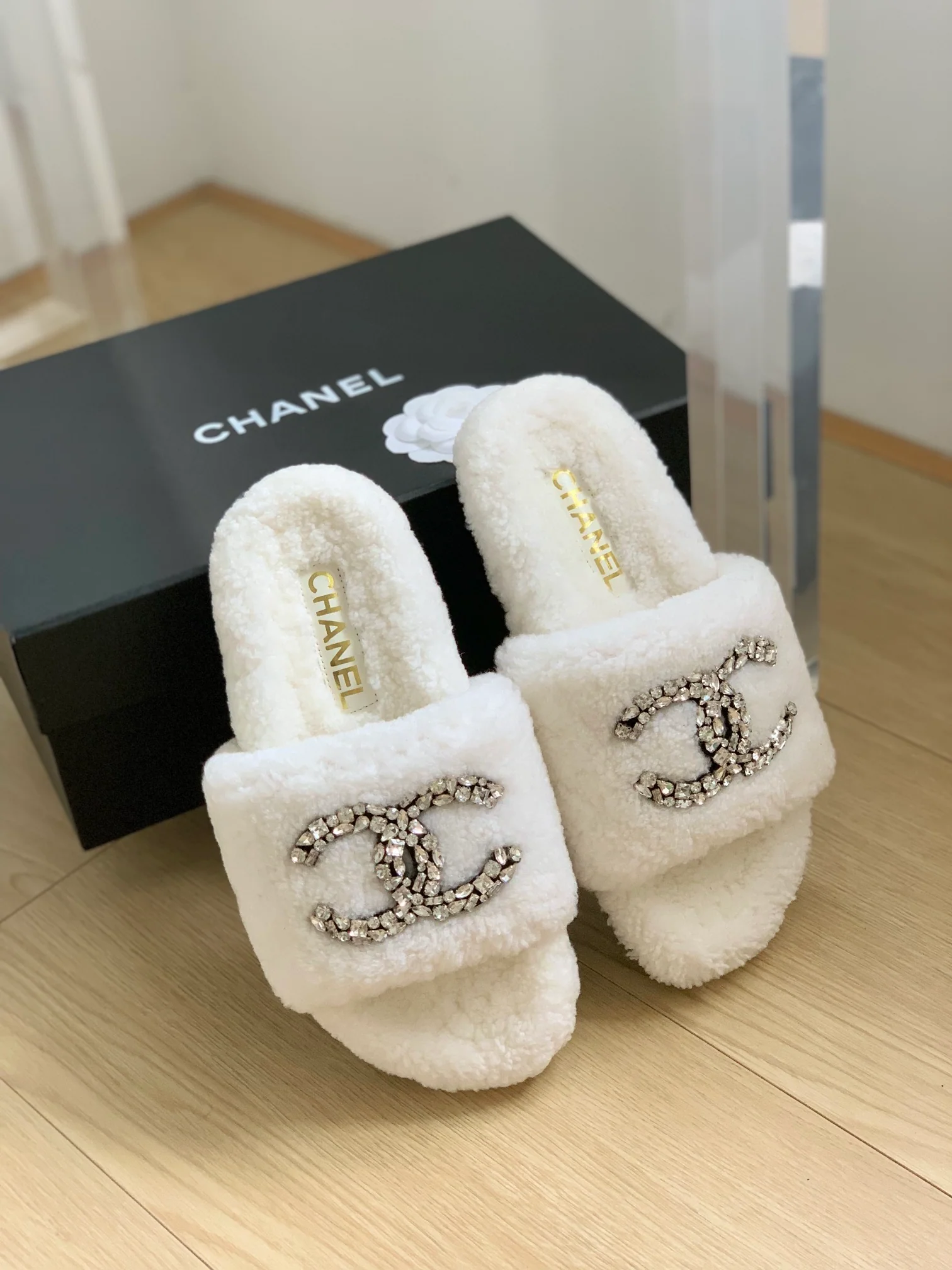 Новинка сезона осень/зима 2023 от Chanel - Домашние тапочки из овечьей шерсти с резиновой подошвой - Белые