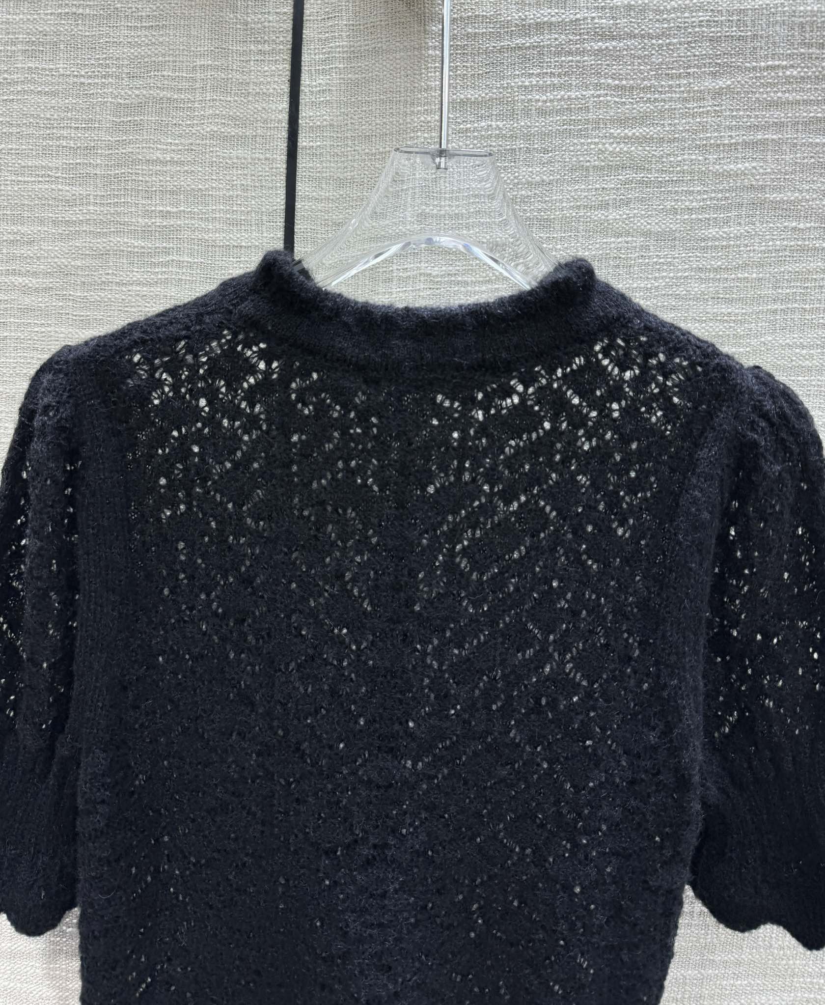 Chanel - 2403-24 Новинка ранней весны. Ажурный вязаный топ с короткими рукавами и рукавами-фонариками.