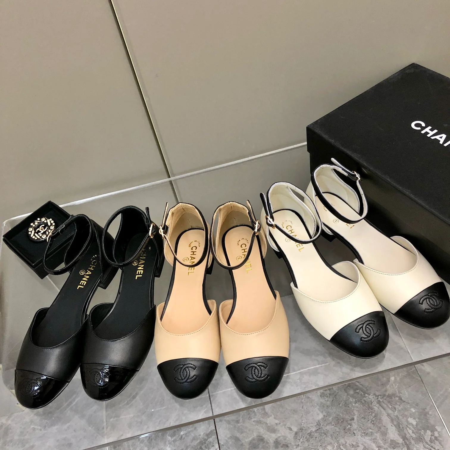 Коллекция Chanel 2022 года с подиума - Сандалии на плоской подошве - Черные