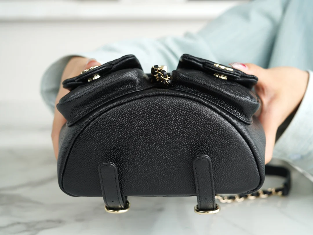 Кожаная мини-куртка Chanel 23p Duma с открытыми плечами, черная.