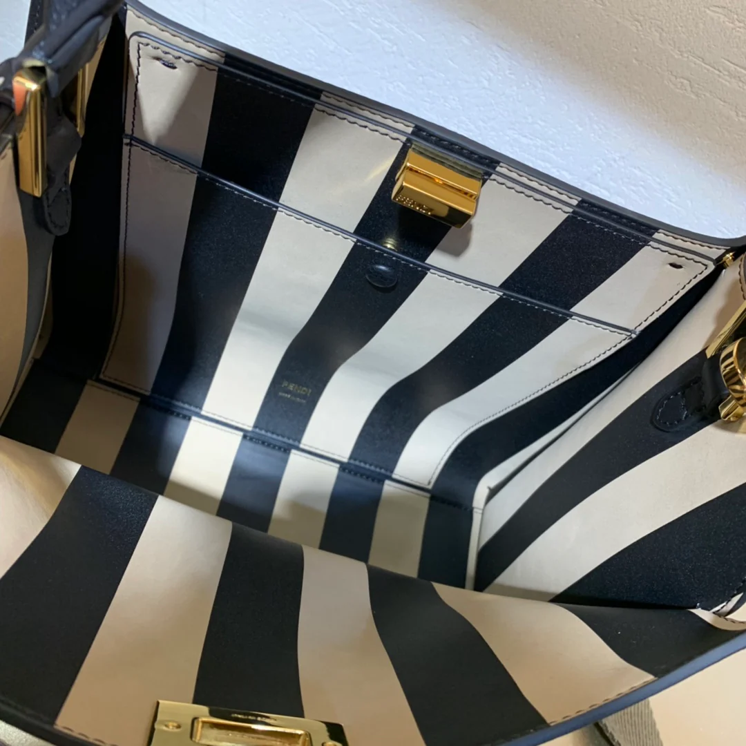 Сумка Fendi Peekaboo Lite Medium из черной кожи.