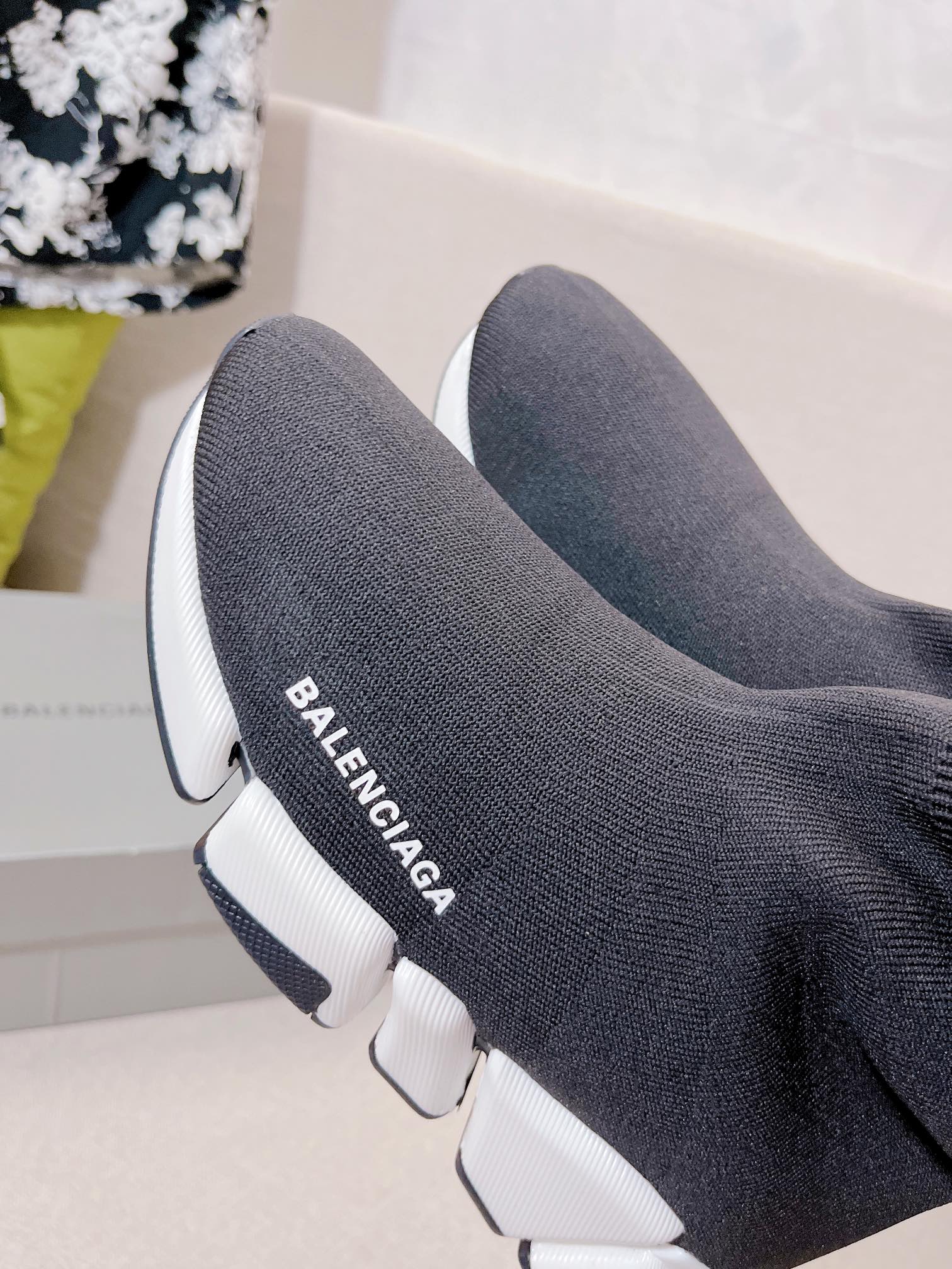 Новинка весны 2022 года от Balenciaga - короткие меховые сапоги-носки - черные.