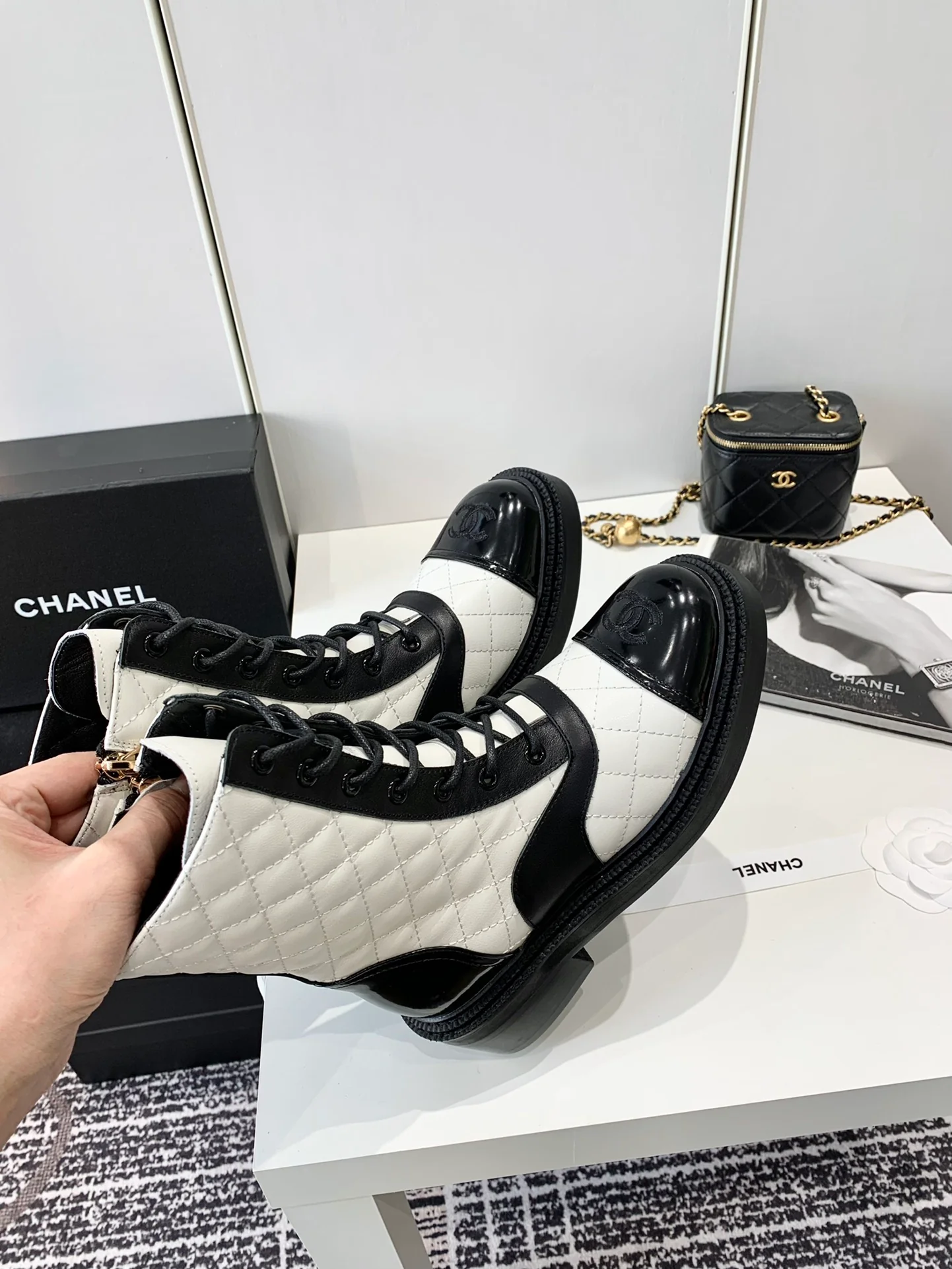 Chanel - Сапоги для верховой езды на шнуровке - Белые
