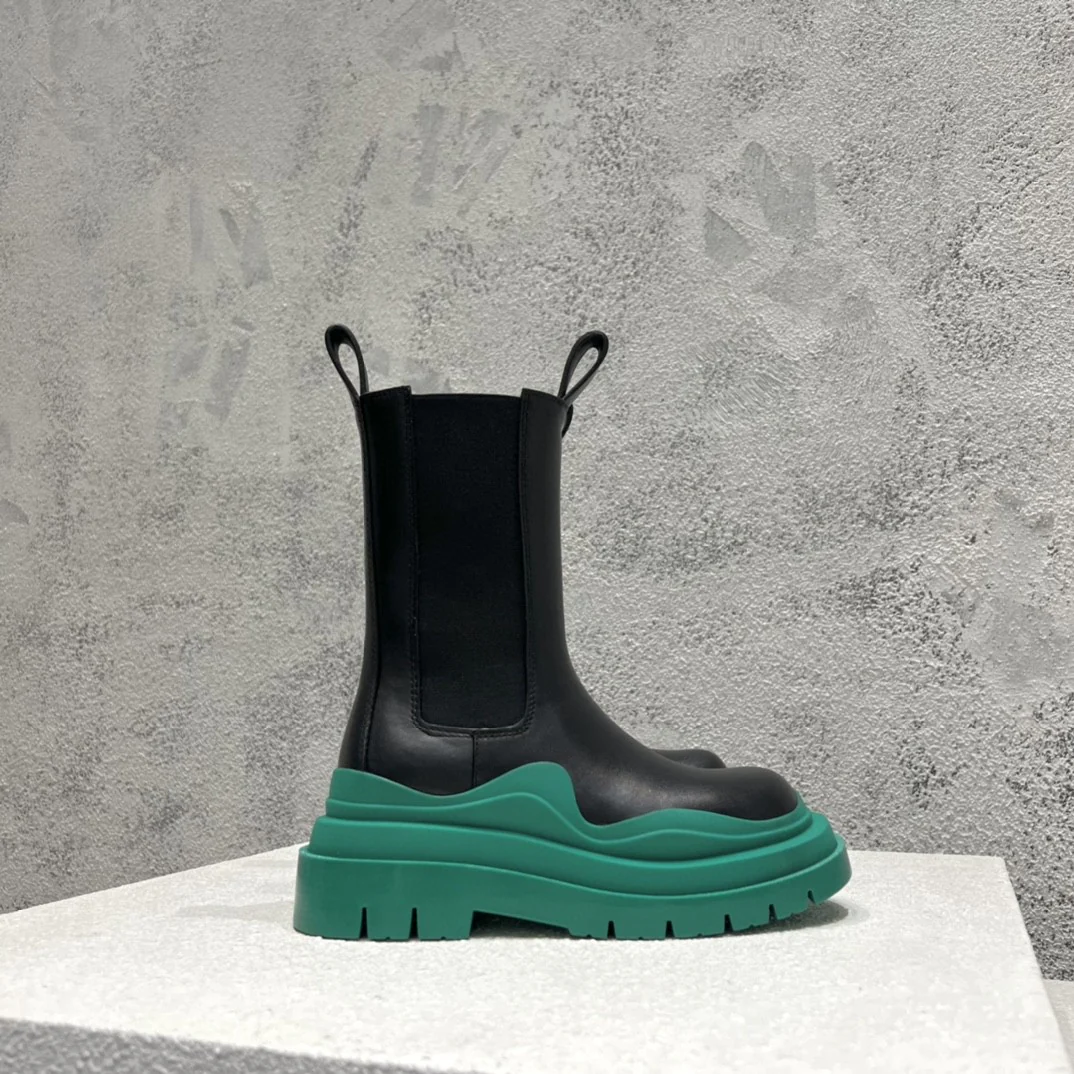 Новые ботинки Martin средней высоты на официальном сайте BV-22s - модель для пары, в нескольких цветах.