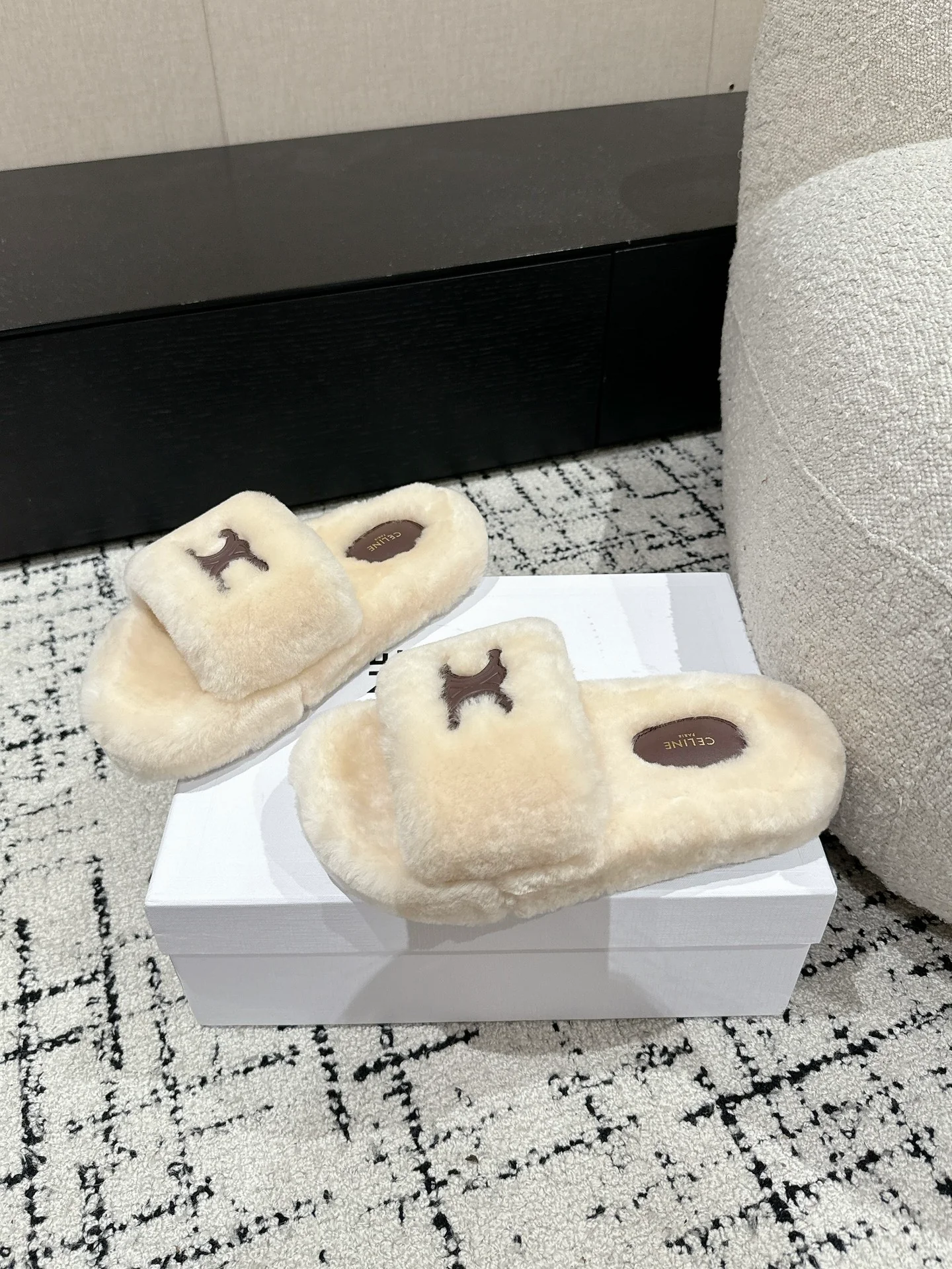 Celine 2024 - Белые меховые тапочки