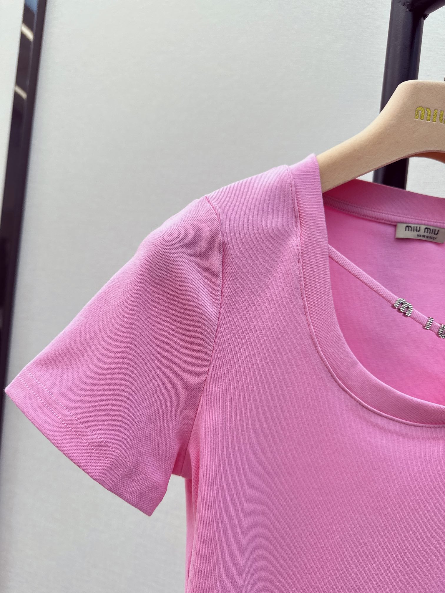 Miu Miu-2404 - Новинка весны/лета: футболка облегающего кроя с U-образным вырезом, розовая.