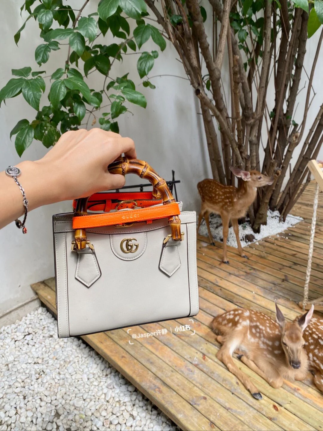 Сумка Gucci Bamboo - Фотографии в одежде - 1