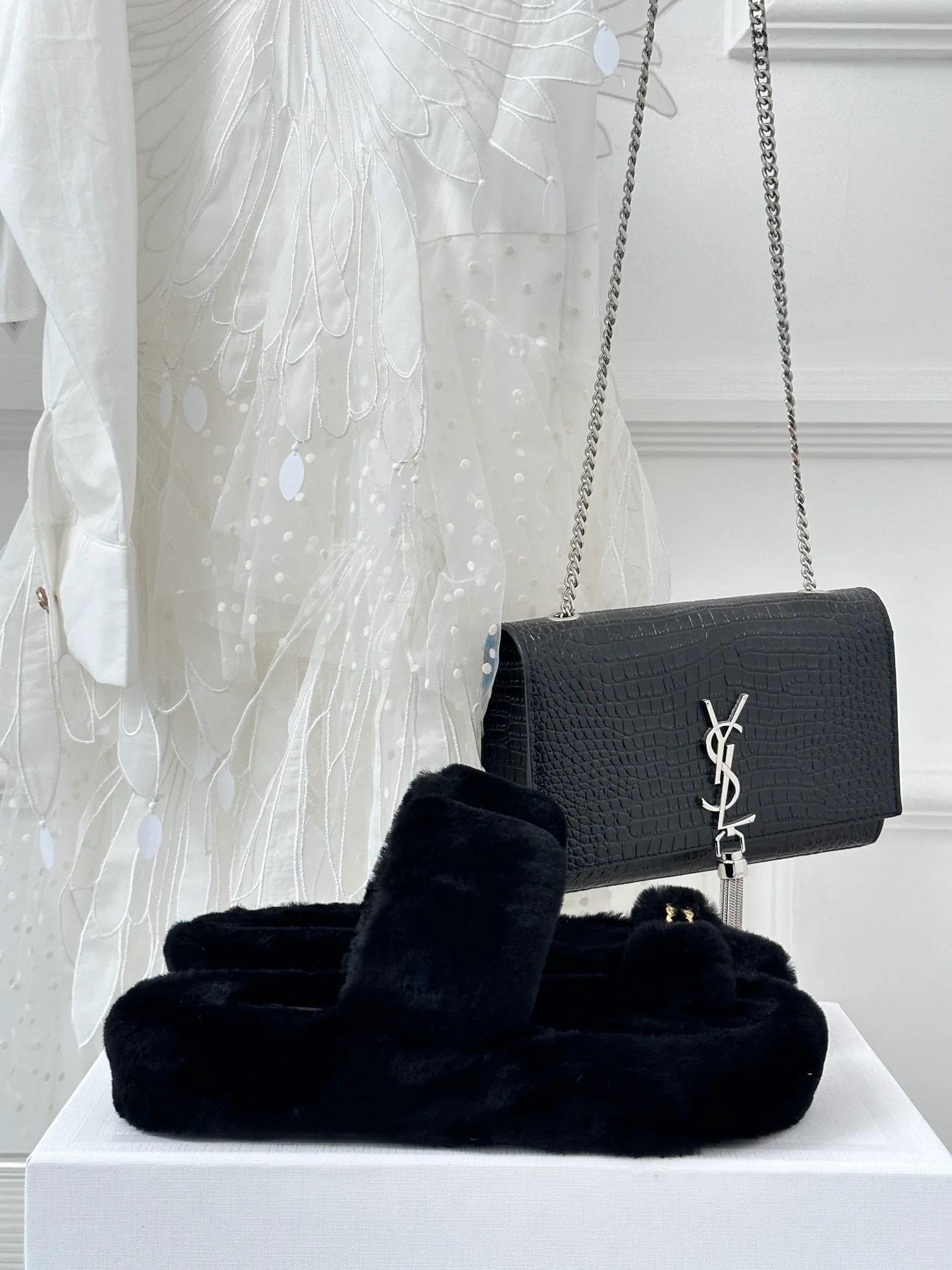 Новинка 2023 года от Celine - Шерстяные шлепанцы - Черные