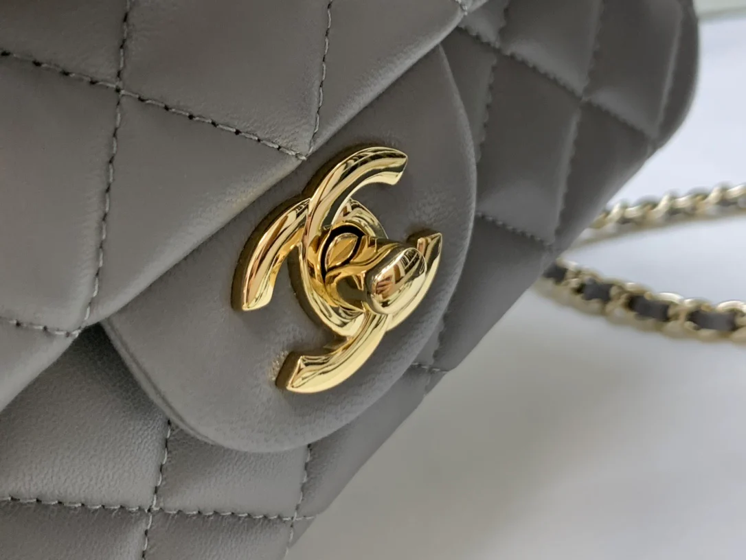 Весенняя коллекция Chanel 2022 - сумка CF - серая