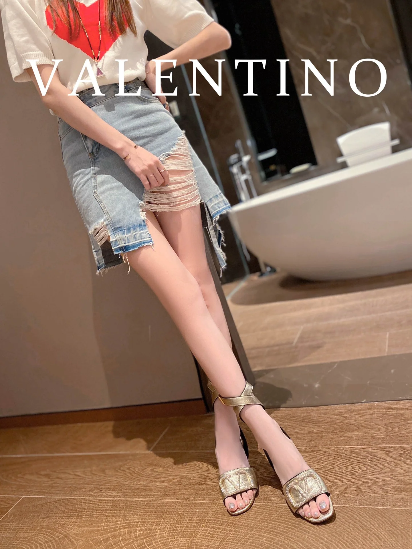 Valentino - Золотые сандалии на массивном каблуке