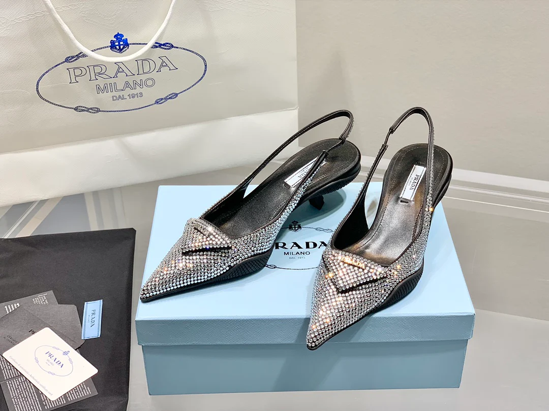 Prada - Туфли на низком каблуке, украшенные бриллиантами