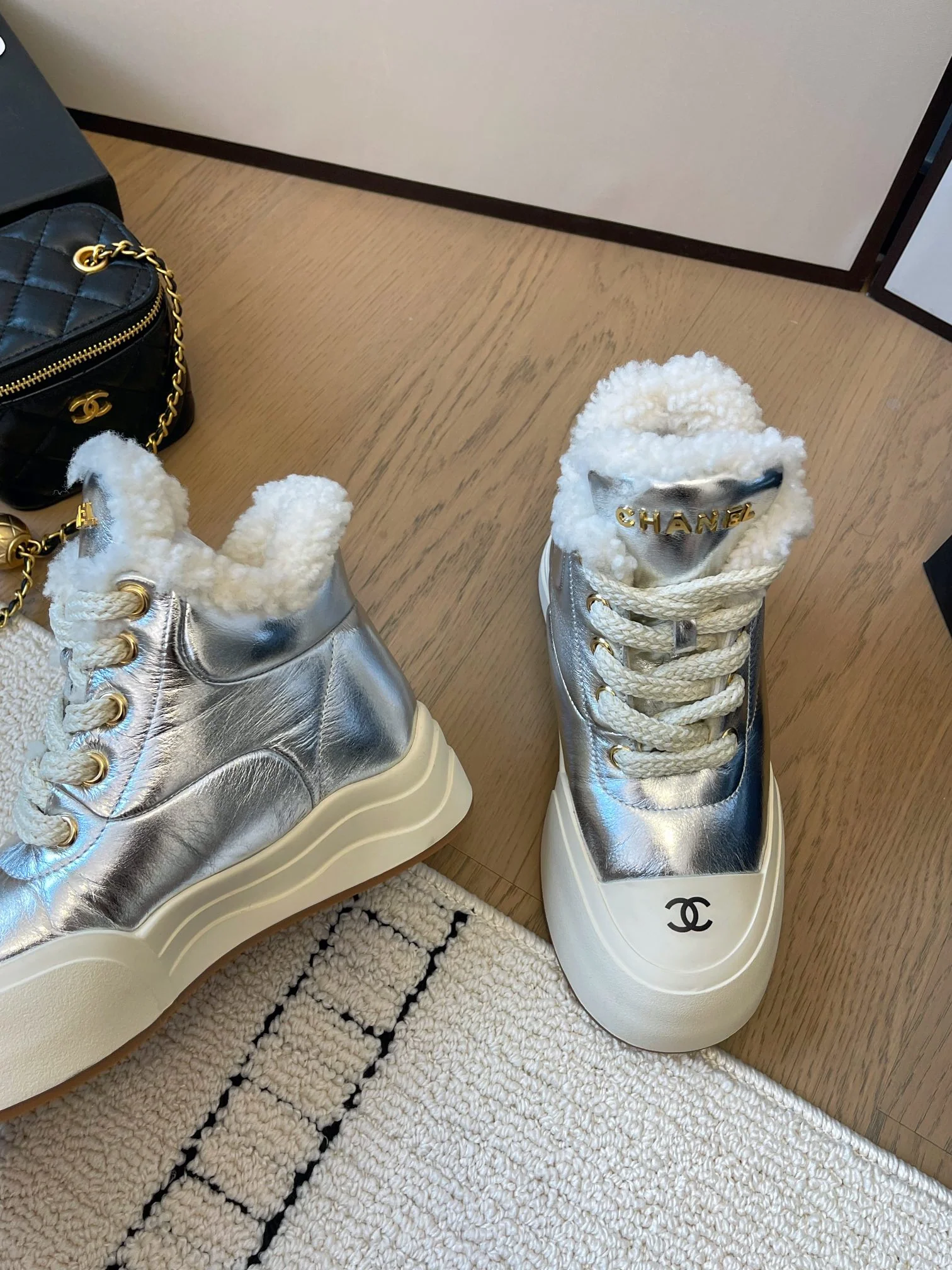 Туфли-лодочки Chanel 2024 на платформе из шерсти, серебристые.