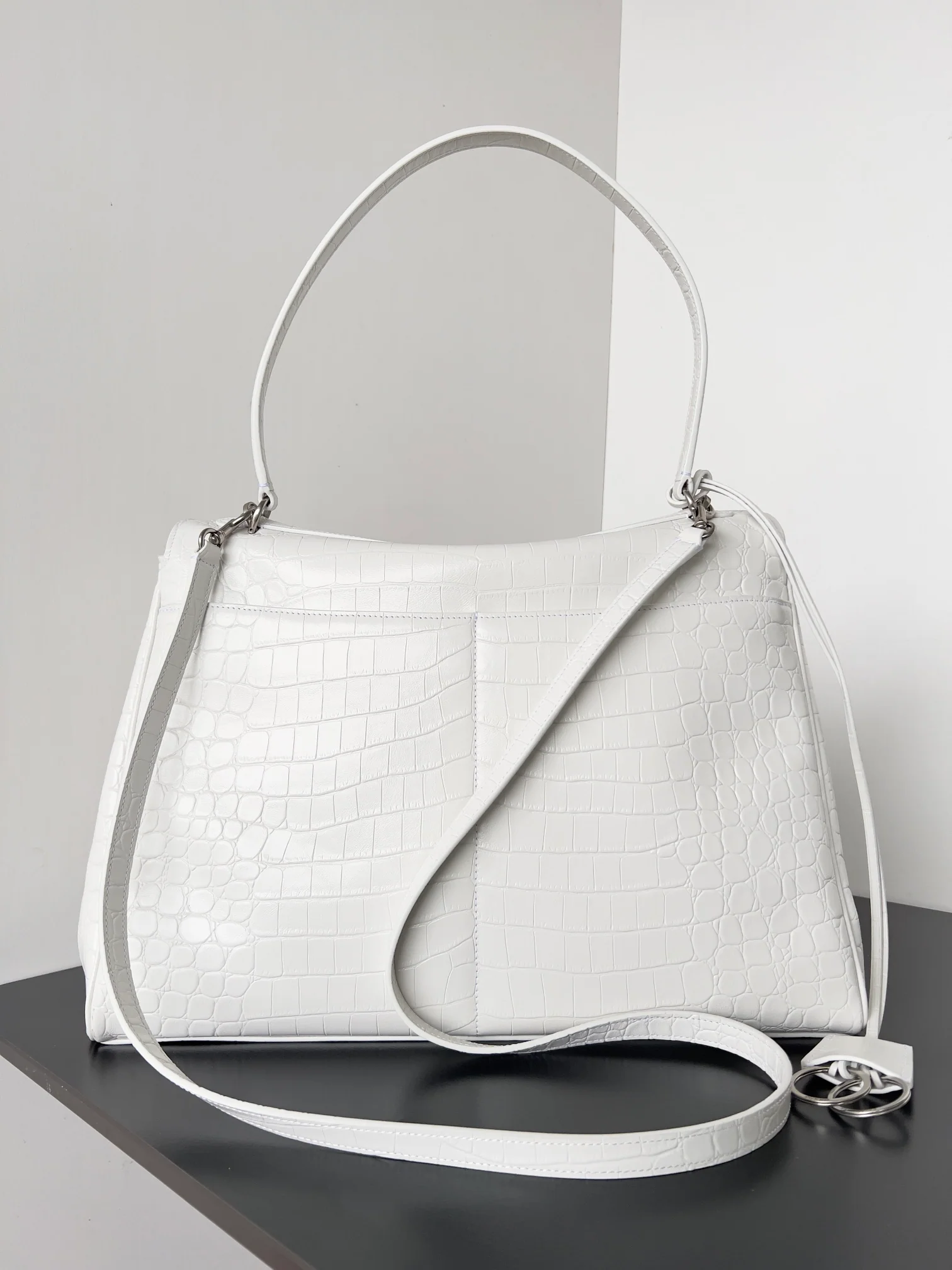 Сумка Balenciaga Rodeo, длина 39,8 см, с крокодиловым рисунком, белая.