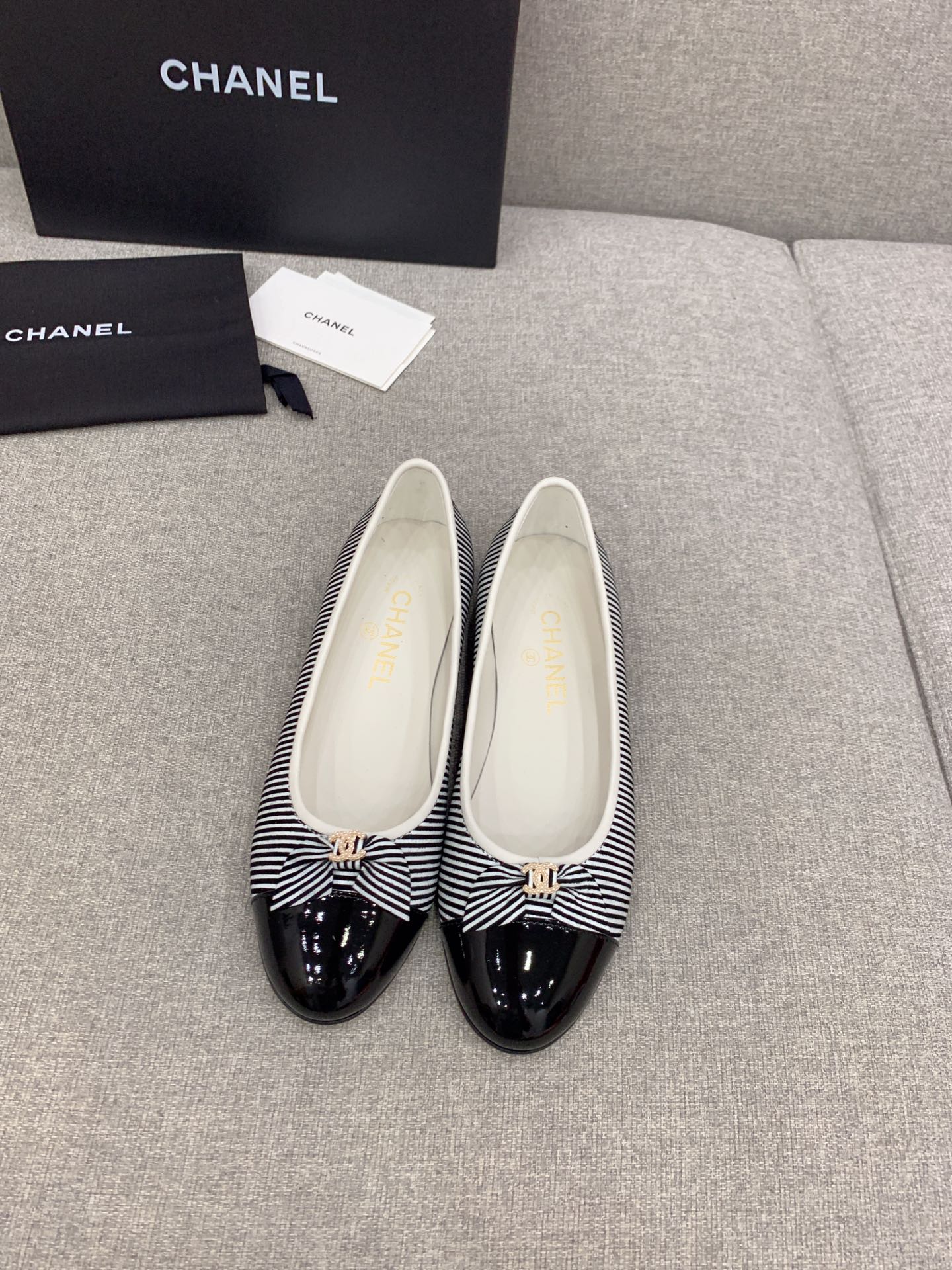 Классические балетки Chanel с двойной пряжкой в ??виде буквы С — полосатый черный носок