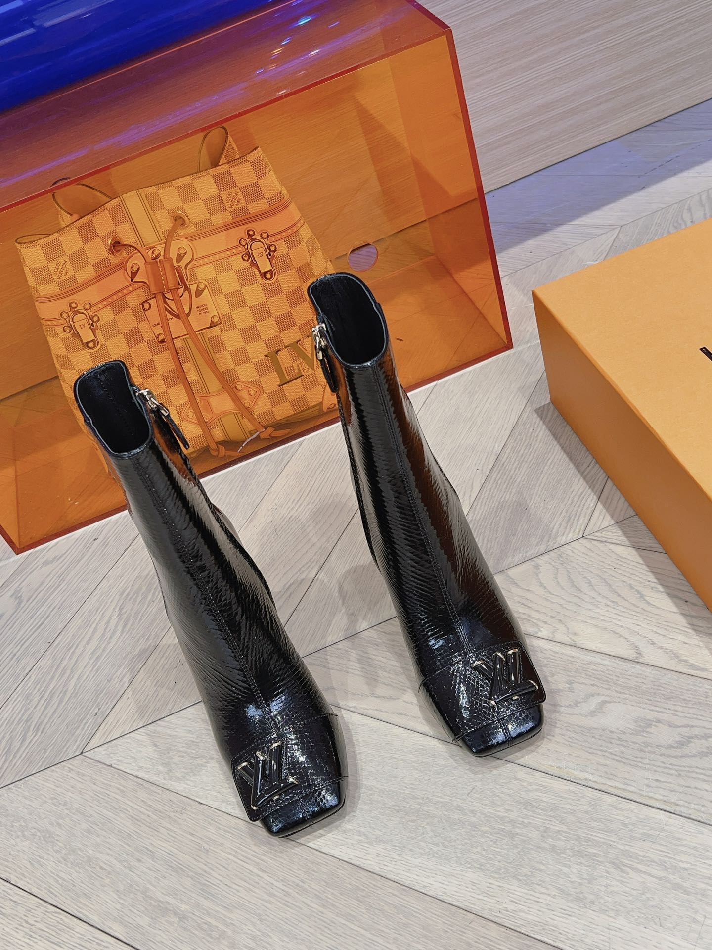 Новинка сезона осень/зима 2023 от LV - Ботильоны с подиума - Ботильоны на массивном высоком каблуке - Черный змеиный принт