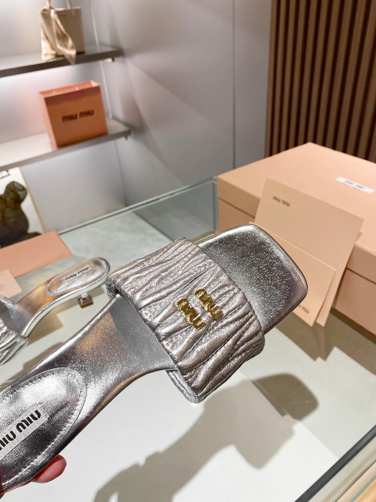 Новинка весны 2023 года от Miu Miu - Сандалии на низком каблуке - Серебристые