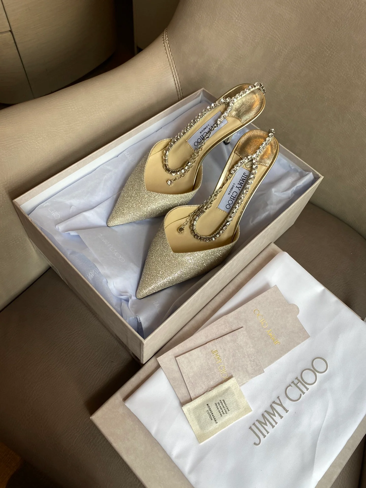 Jimmy - Цепочка на щиколотку со стразами - Туфли на высоком каблуке с острым носком - Золотистые