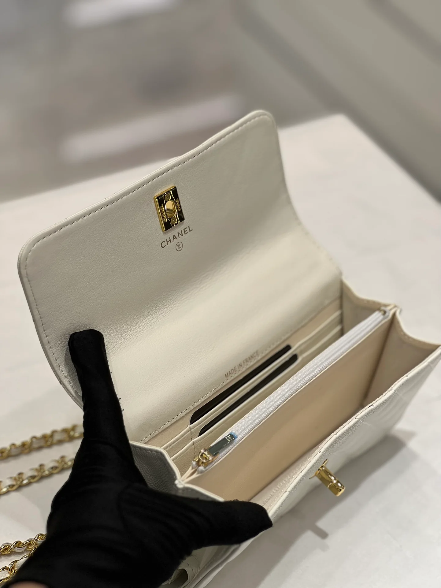 Коллекция Chanel Весна/Лето 2023 - Подвесной телефон-гармошка - WOC - Кожа с зернистой текстурой ?Личи? - 196nk4