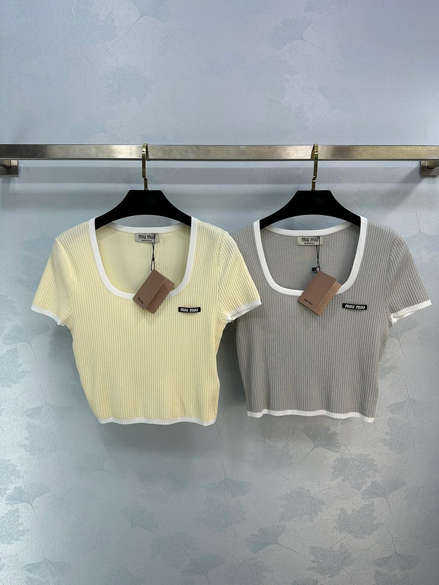 Miu Miu-2404-24 Весенняя шелково-хлопковая блузка с U-образным вырезом и короткими рукавами-1