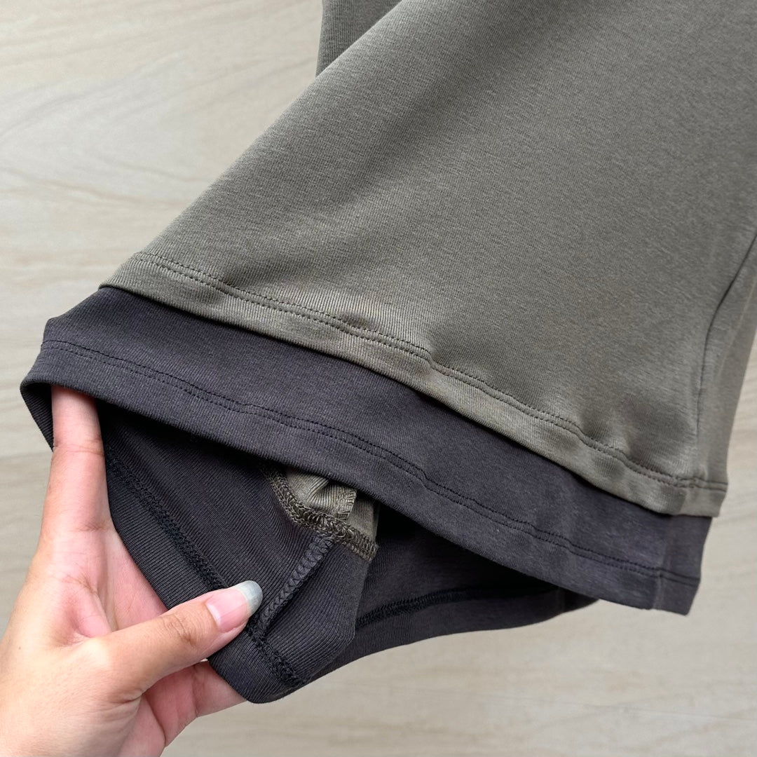 Новинка сезона весна/лето 2024 от Miu Miu: многослойный, культовый универсальный жилет — серо-коричневый.