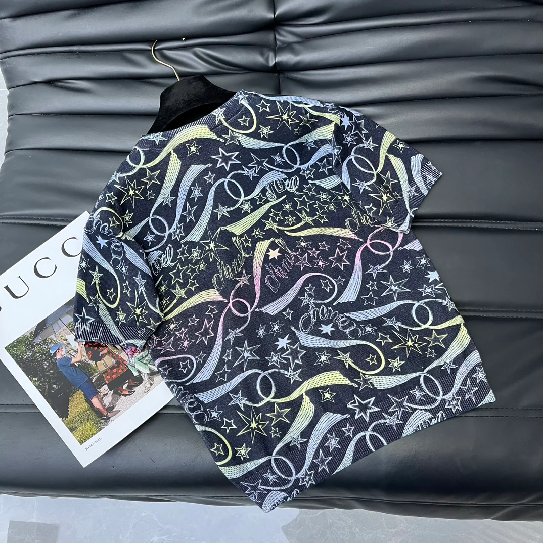 Топ с короткими рукавами из трикотажа с принтом из коллекции Chanel 2403 Comet.