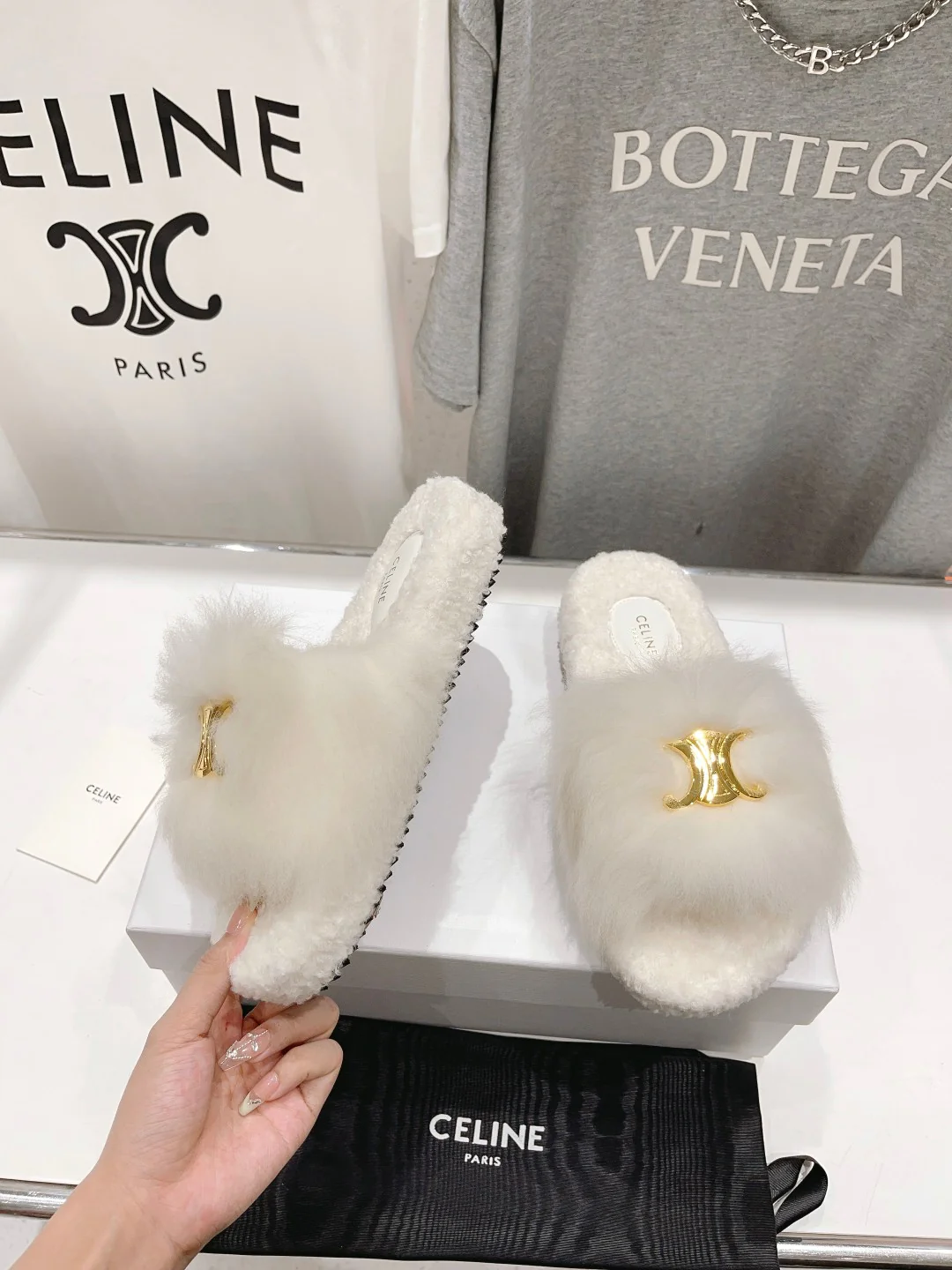 Новинка сезона осень/зима 2023 от Celine - Шерстяные тапочки - Перекрестный крой - Белый - 1