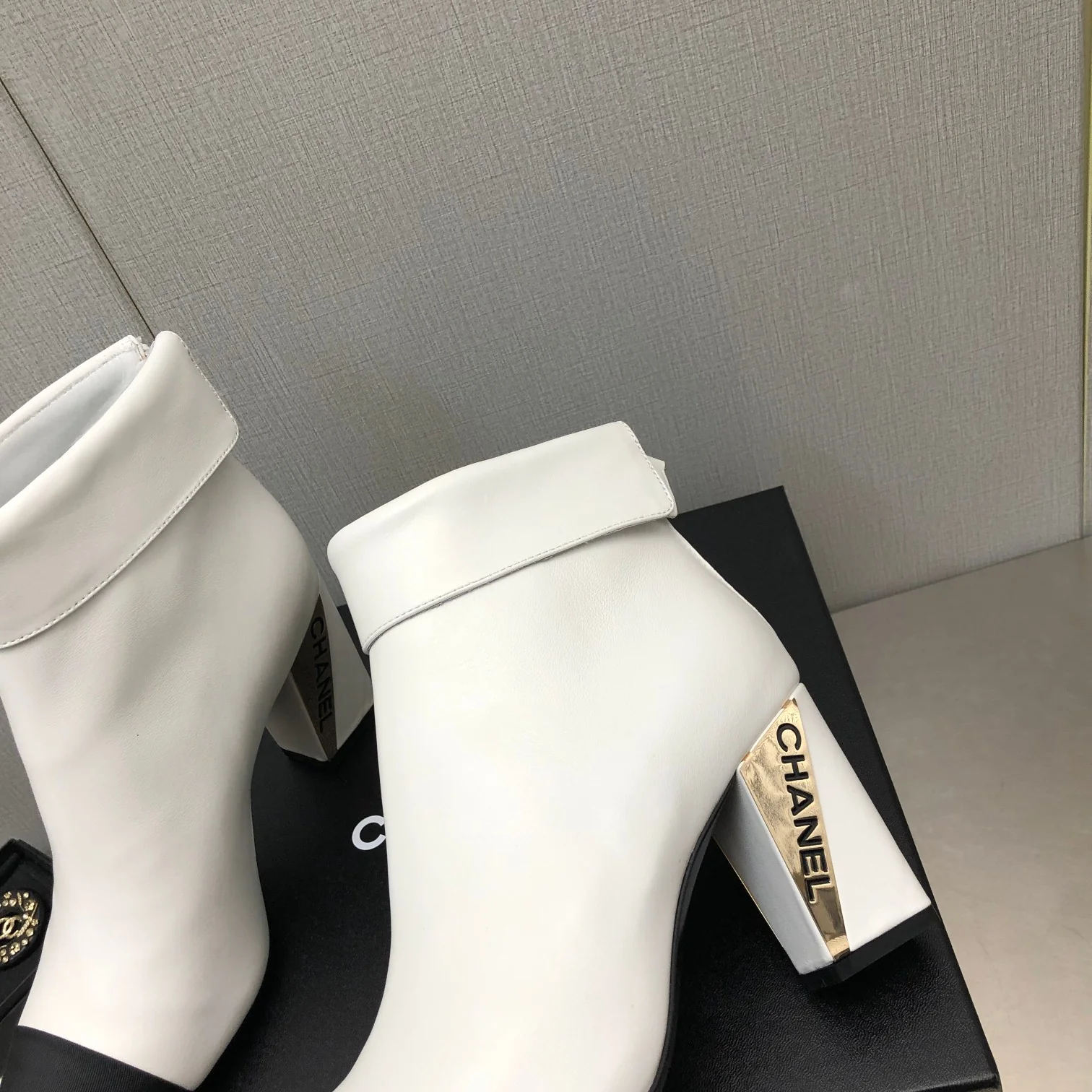 Новинка сезона осень/зима 2022 от Chanel - Ботильоны на высоком каблуке - Белые