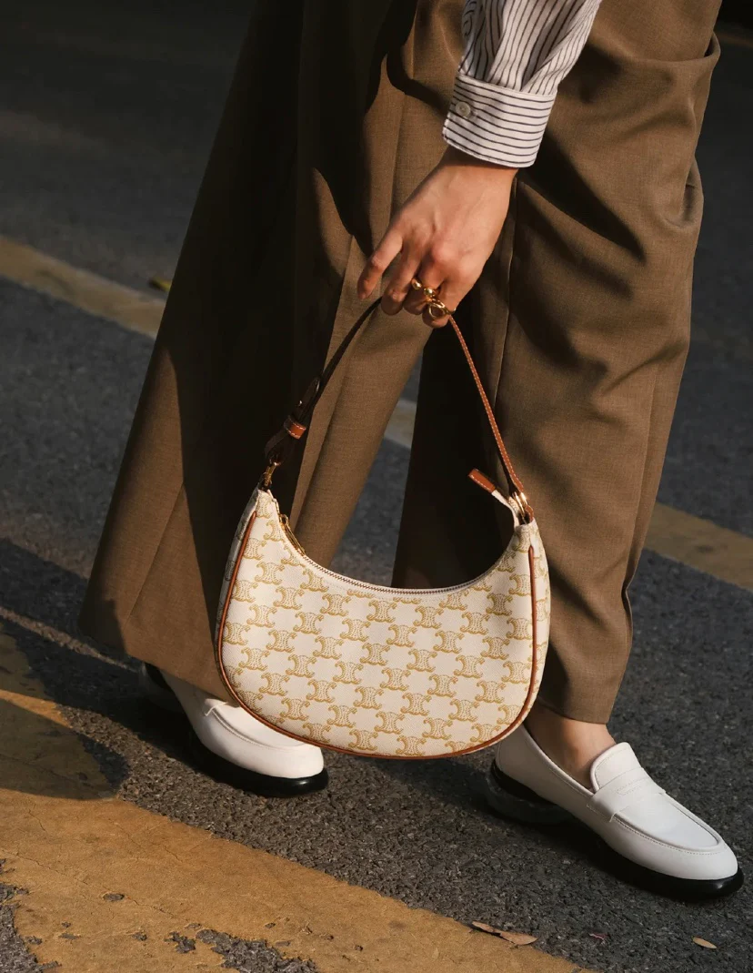 Сумка Ava Triomphe из канваса — белая с монограммой.