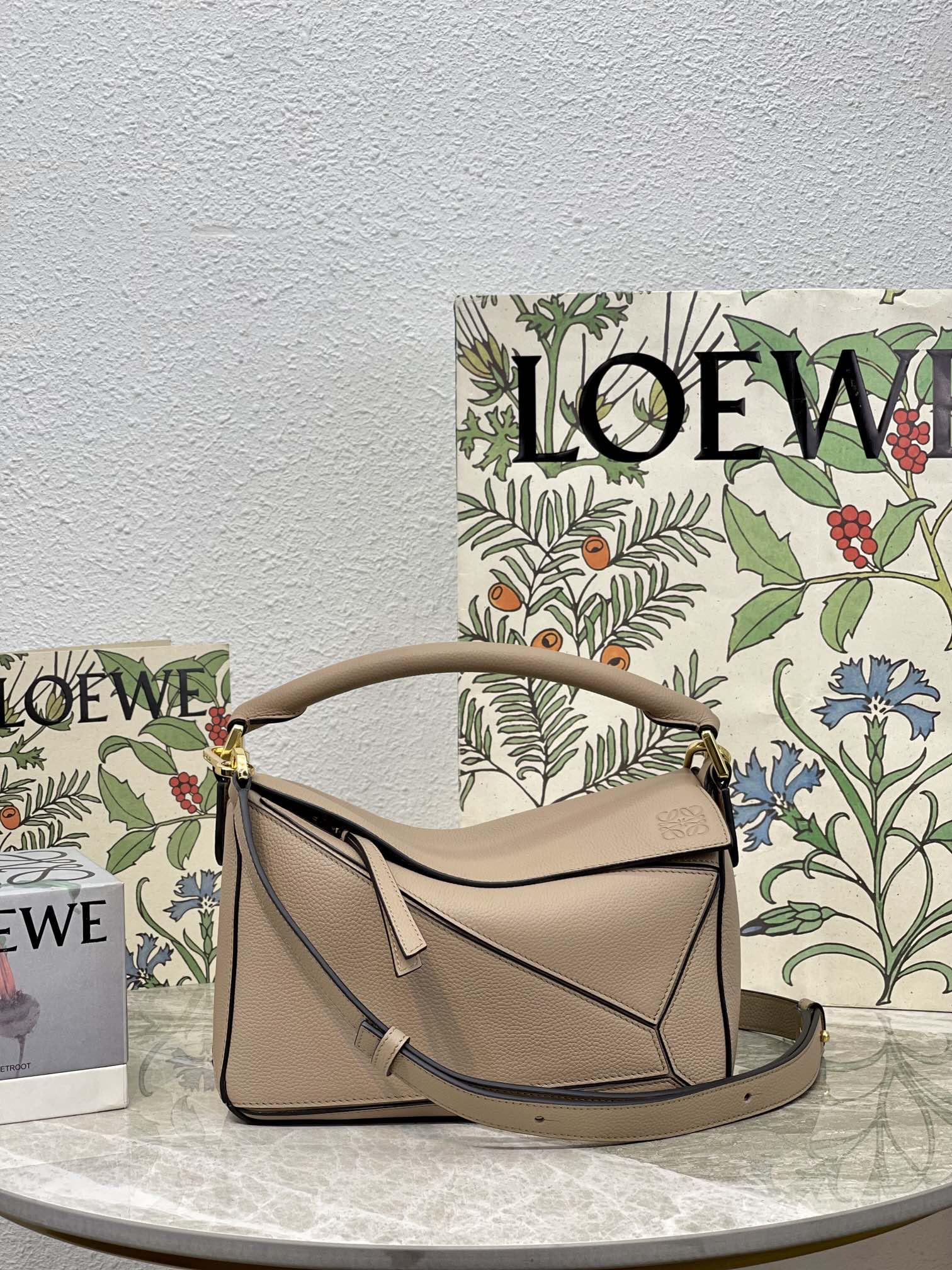 Сумка Loewe Puzzle из телячьей кожи, бежевого цвета.