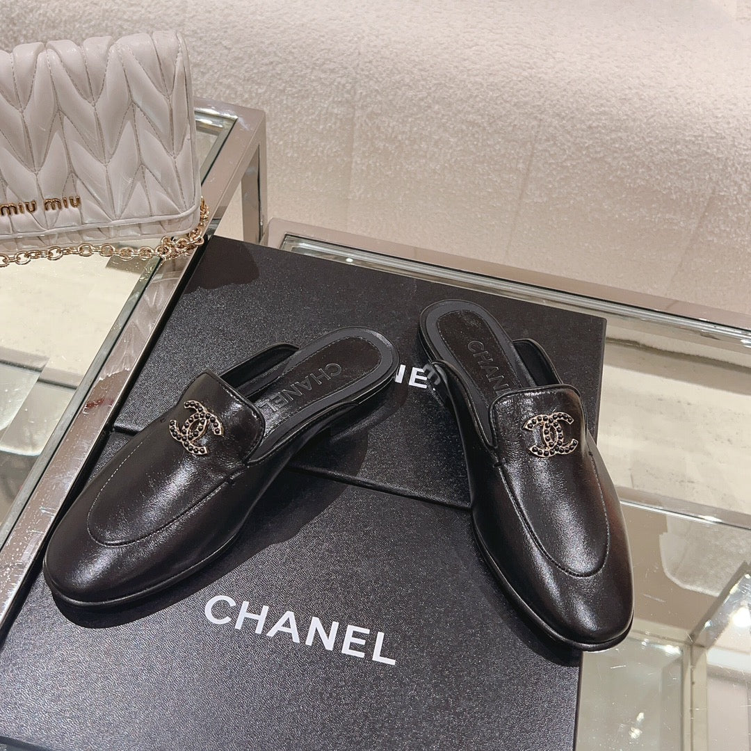 Лоферы/слипоны Chanel - черные