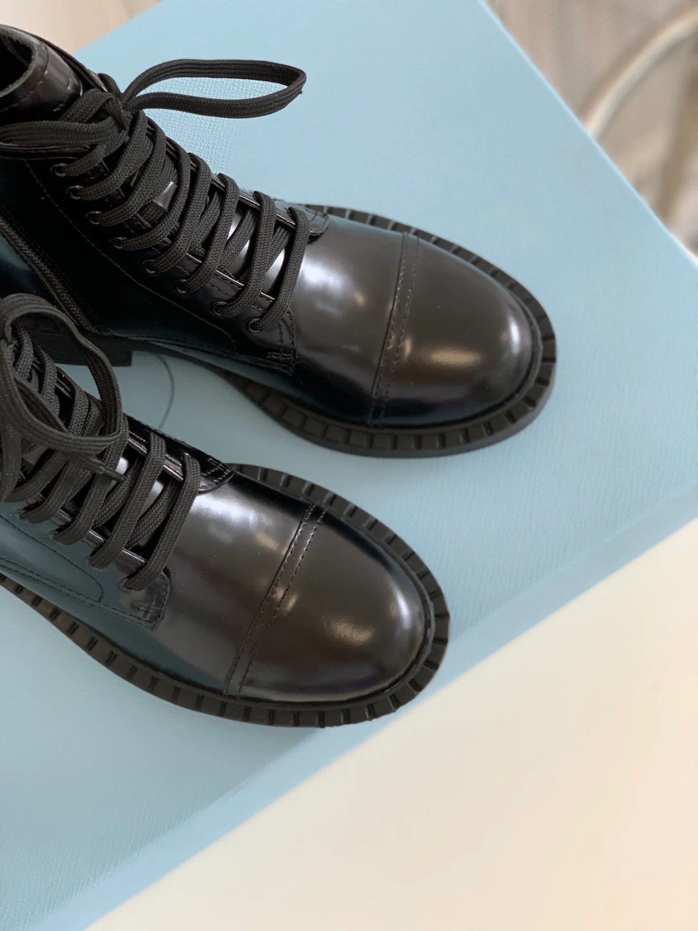 Новинка сезона осень/зима 2022 от Prada - Ботинки Dr. Martens на шнуровке - 2
