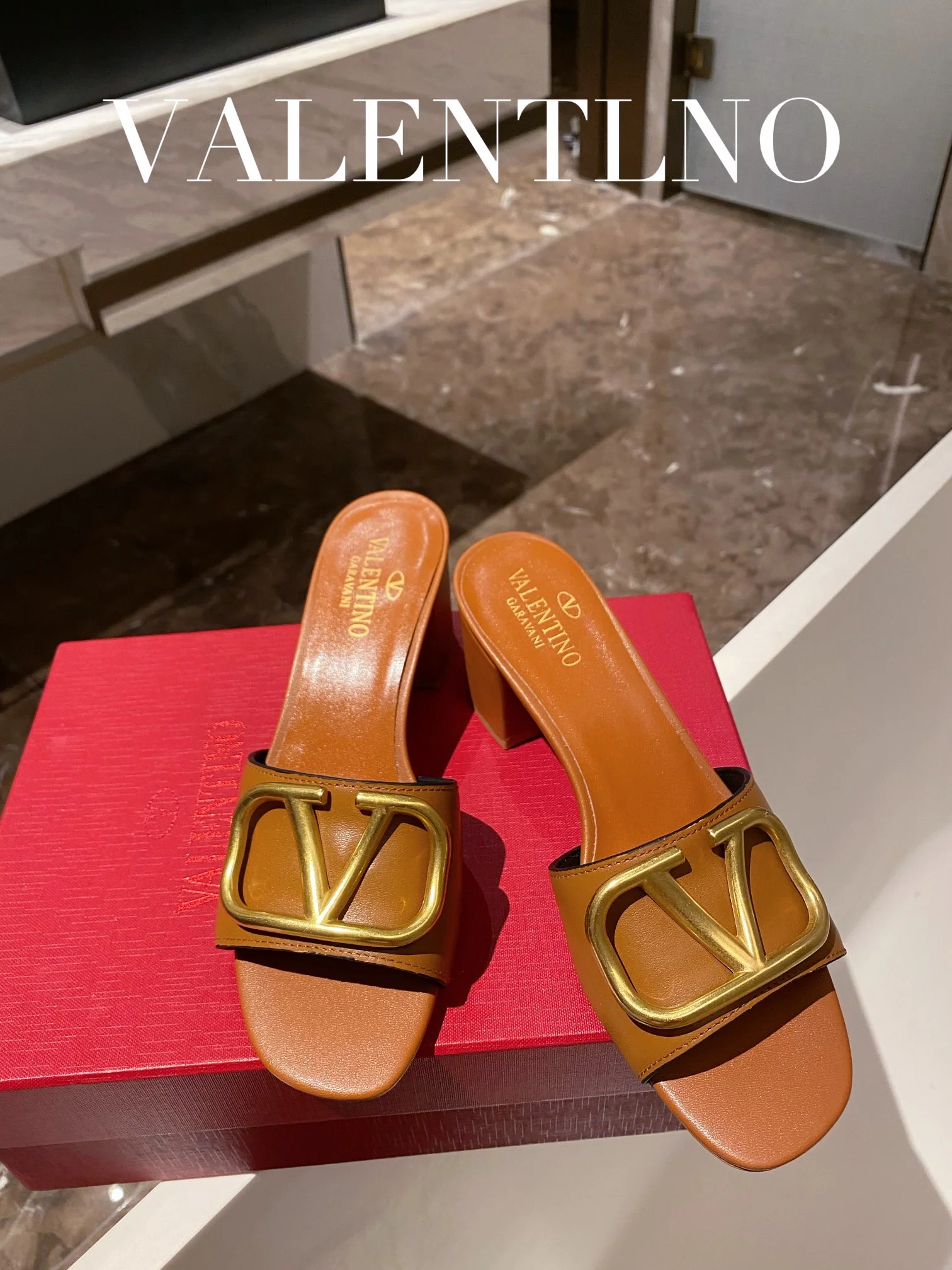 Valentino - Коричневые сандалии на массивном каблуке