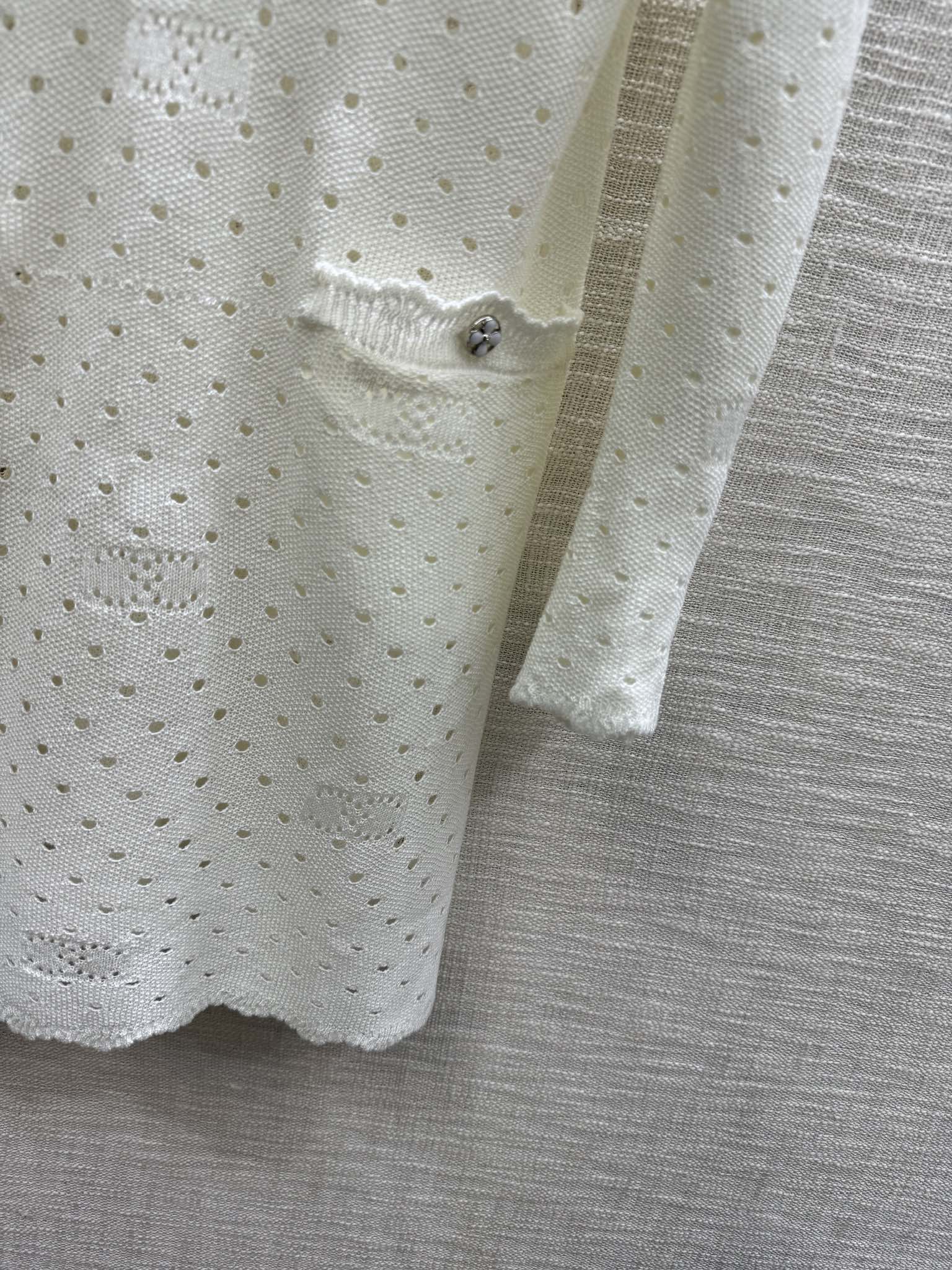 Платье Chanel 2403 Double C из ажурной вязки — абрикосовое.