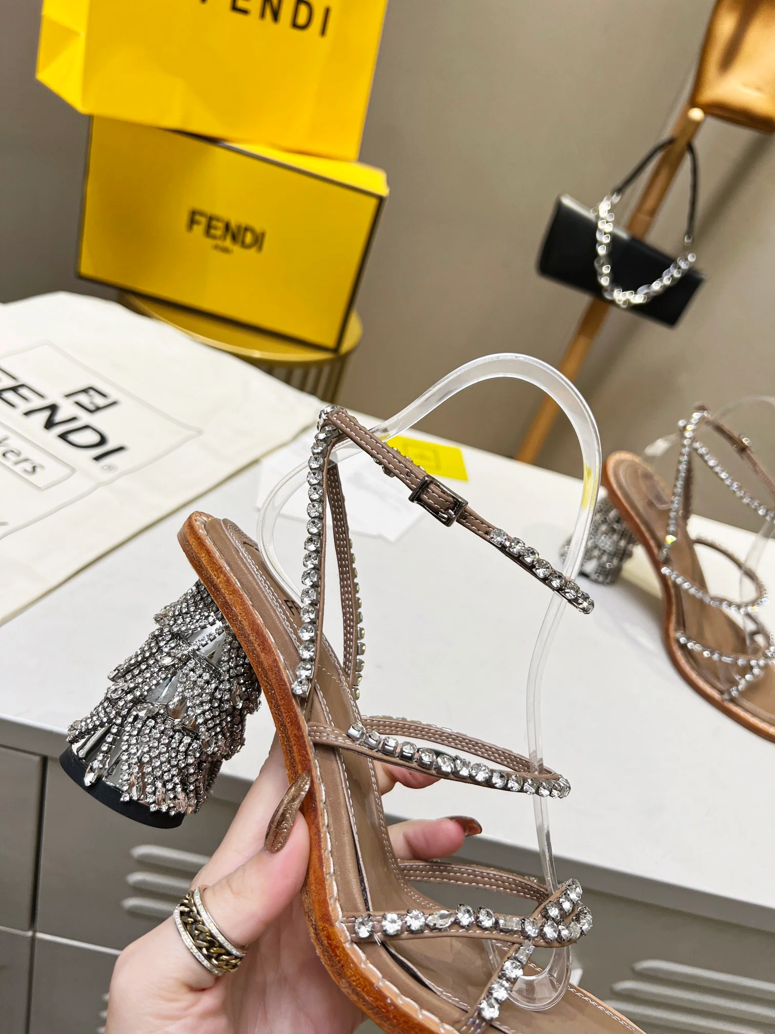 Fendi - Новинки ранней весны 2022 года - Сандалии и туфли на каблуках - 1