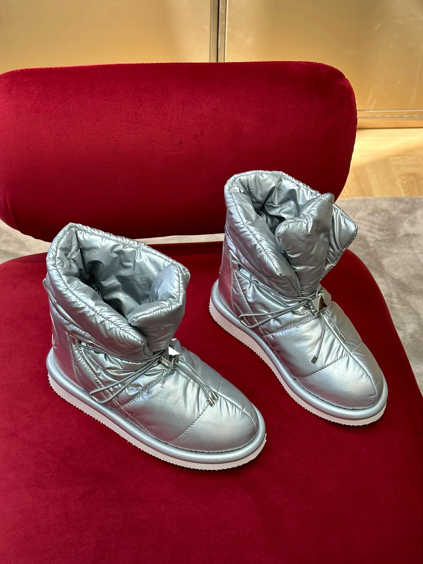 Новинка сезона осень/зима 2022 от Valentino - водонепроницаемые пуховые сапоги.