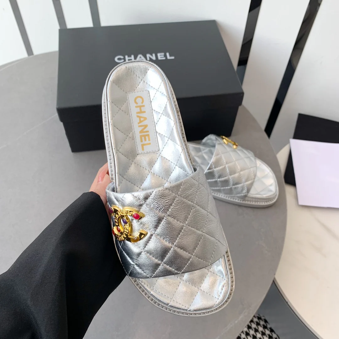 Новинка сезона осень/зима 2022 от Chanel - Тапочки из овечьей кожи - Серебристые