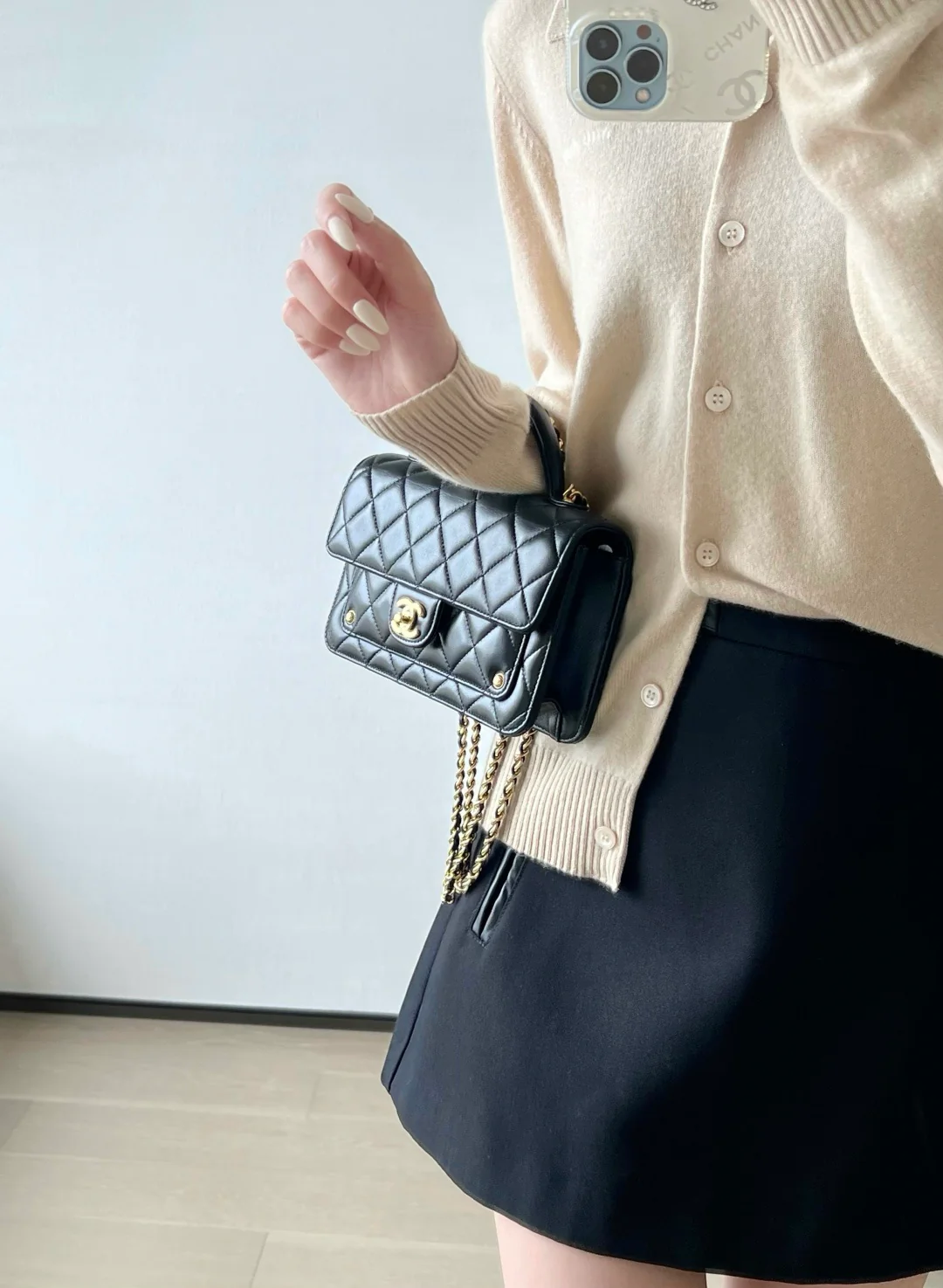 Chanel - Сумка-мессенджер с заклепками - Черная с золотой фурнитурой