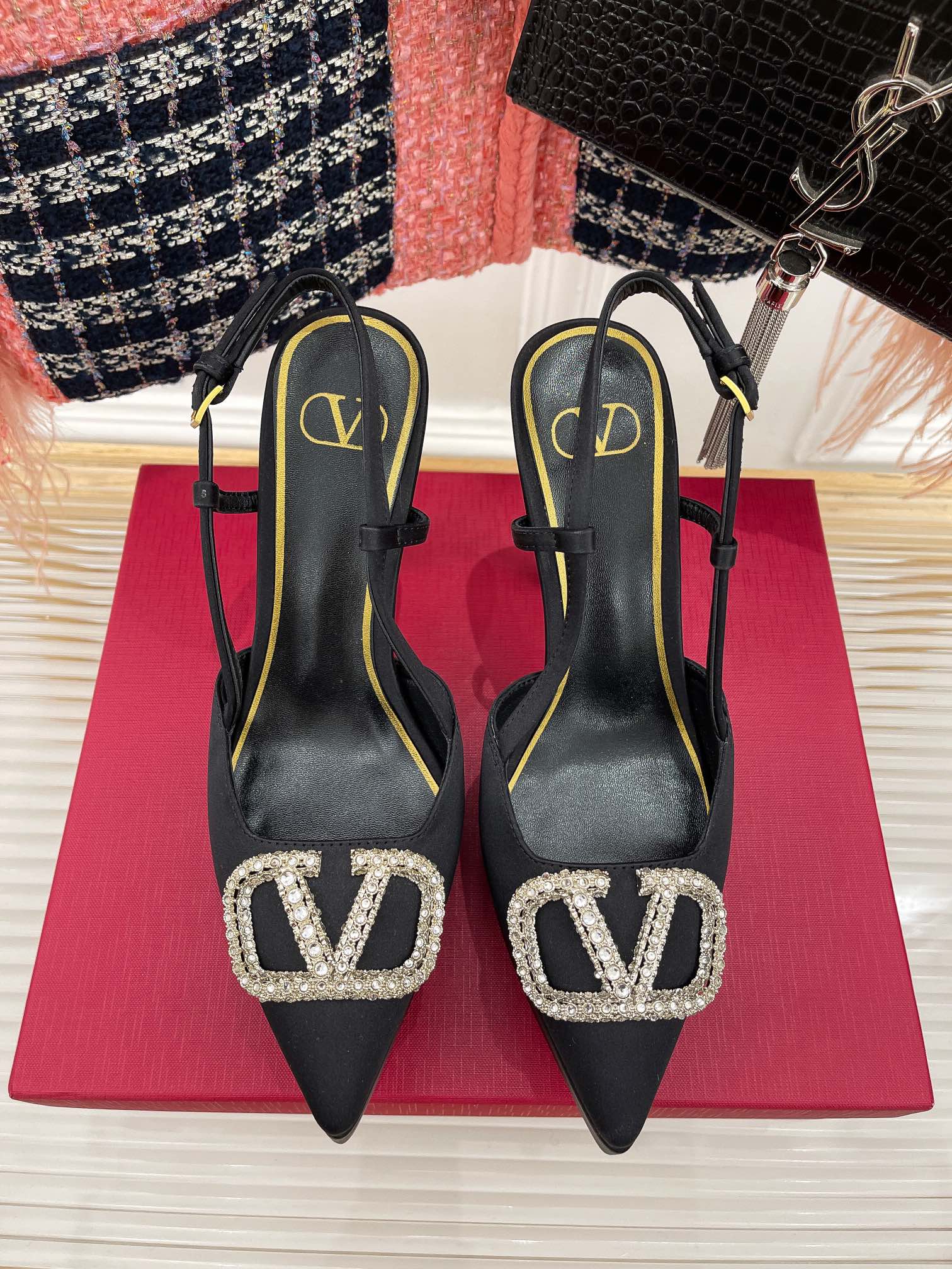 Новинка сезона весна/лето 2023 от Valentino - Босоножки на высоком каблуке с V-образным вырезом - 11 см - Черные