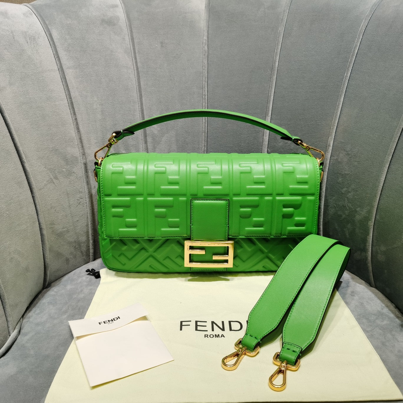 Сумка-багет Fendi Baguette средней длины из зеленой кожи.