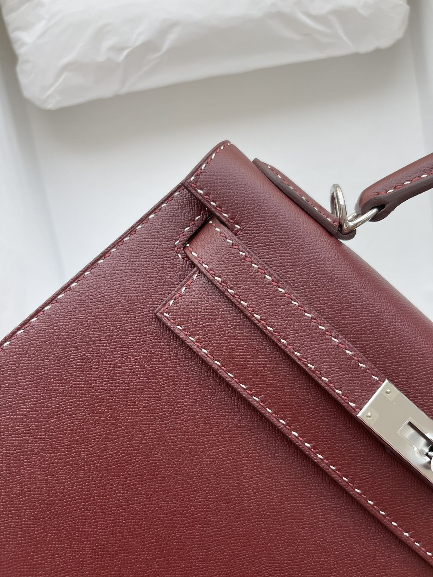 Сумка Hermes Limited Edition Kelly 28 Grained Monsieur 55 Hermes красного цвета с серебряной пряжкой.