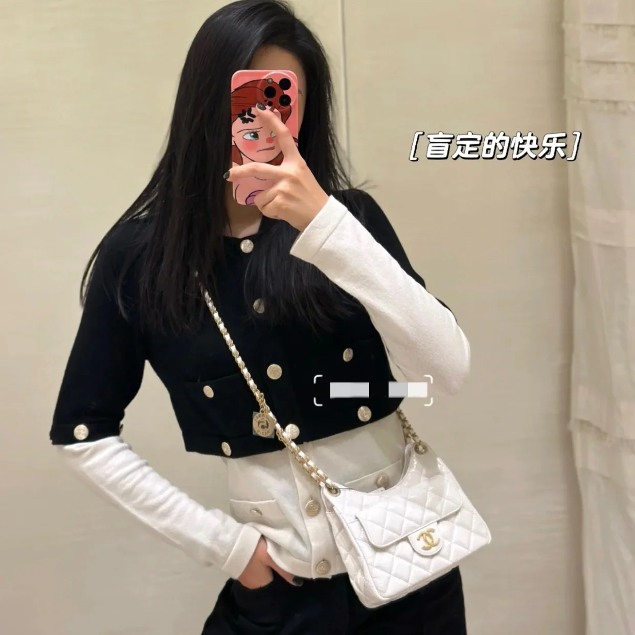 Коллекция Chanel ?Ранняя весна 2023? — сумка-хобо в стиле хиппи — маленькая — белая — на фото — 1