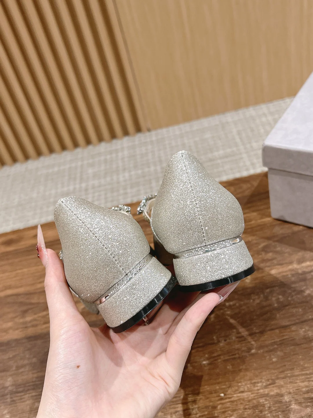 Туфли ?Мэри Джейн? от Jimmy с ремешком, украшенным стразами — серебристые.