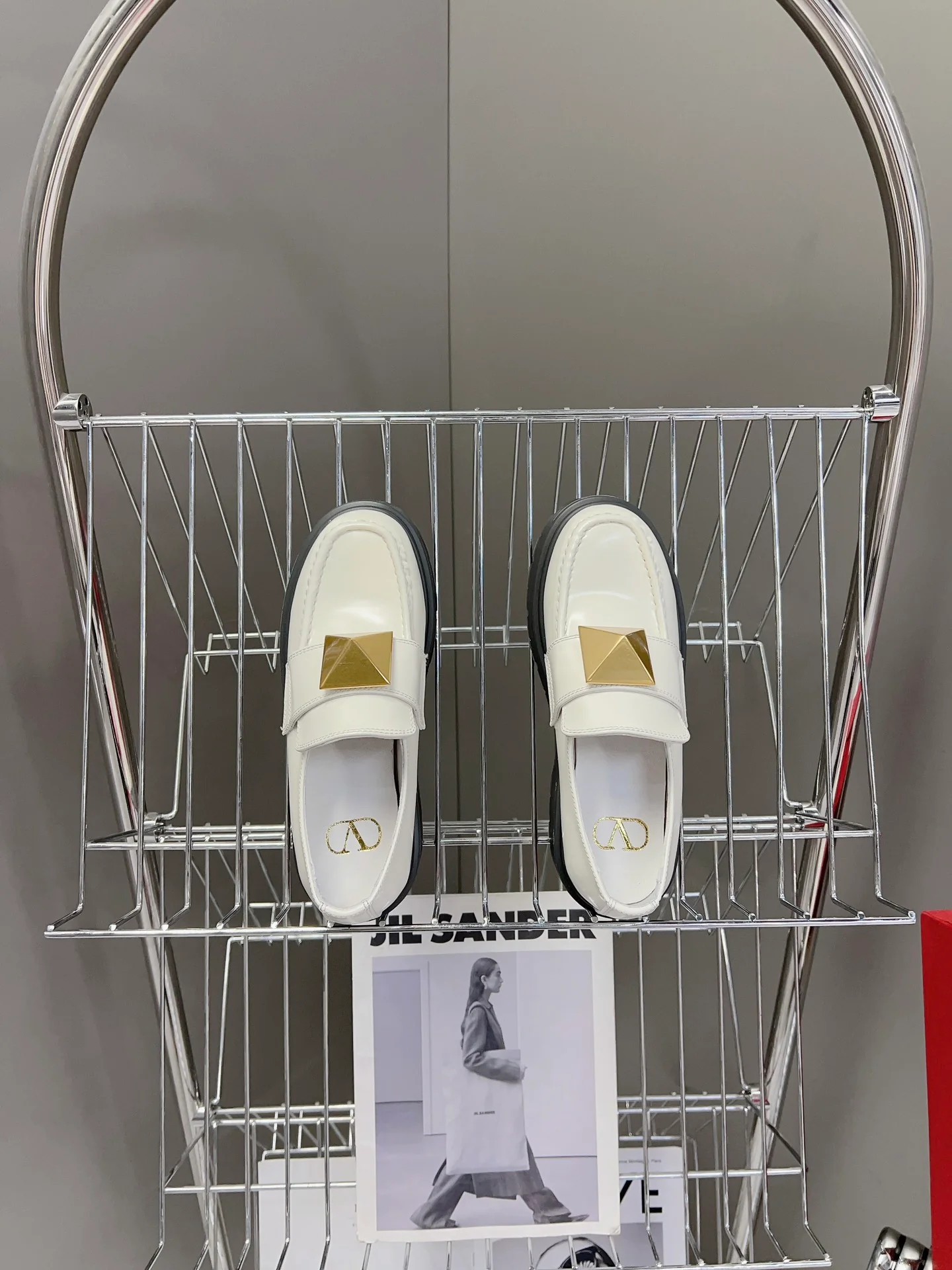 Коллекция Valentino осень/зима 2023, представленная на подиуме - Лоферы - С заклепками - Белые