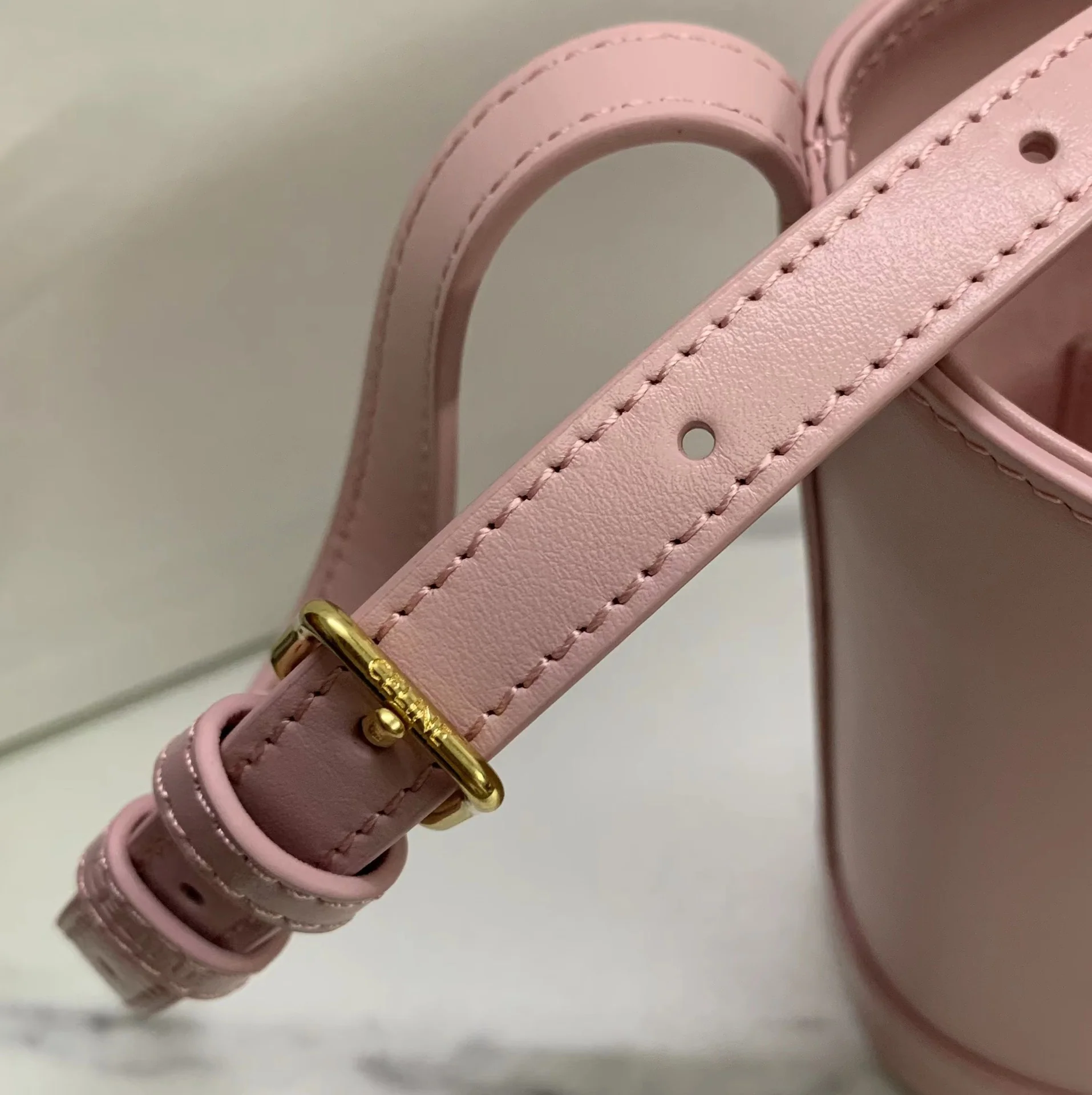 Сумка-ведро Celine с тиснением — мини-версия — розовая