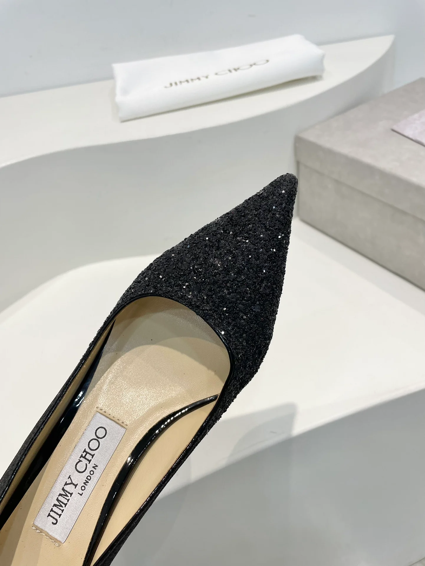 Туфли-лодочки Jimmy с острым носком на шпильке - черные