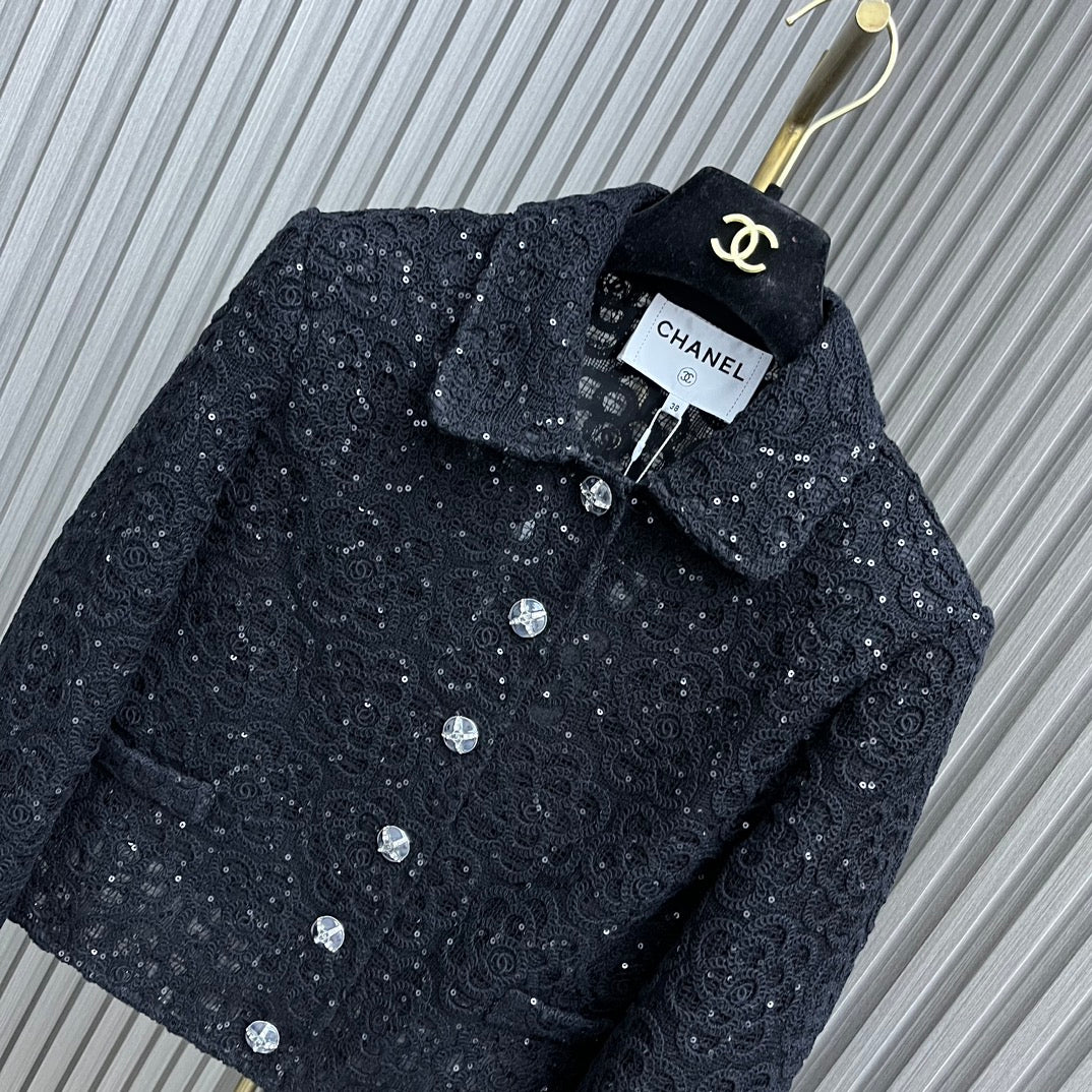 Chanel - Новинка 2403-24: Короткий костюм, расшитый пайетками - Черный