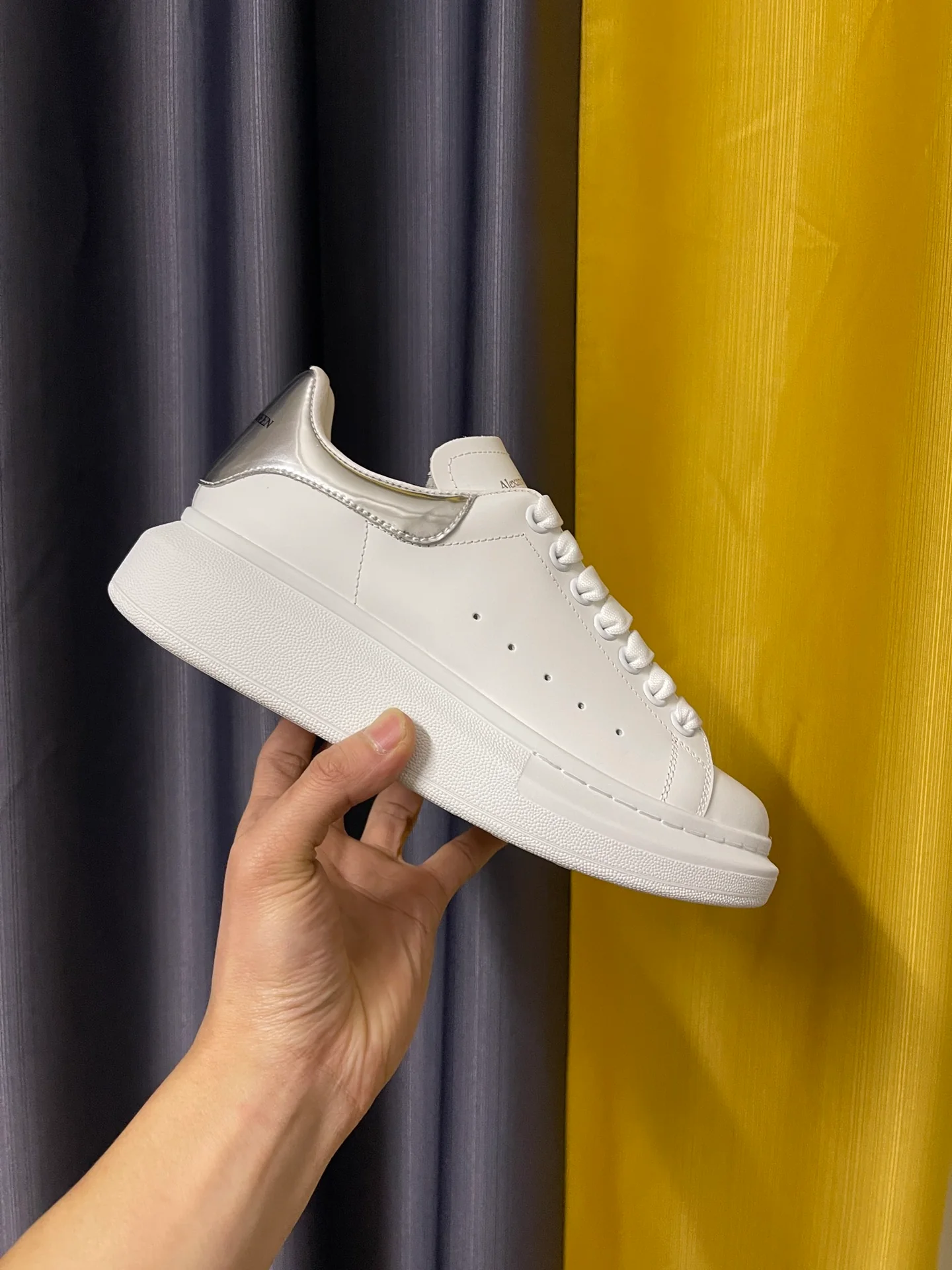 Классические белые кроссовки McQueen - унисекс - каблук из зеркальной серебристой кожи - Премиум-издание