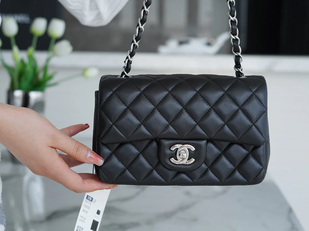 Мини-сумка Chanel CF 20 см из черной овечьей кожи с серебряной застежкой