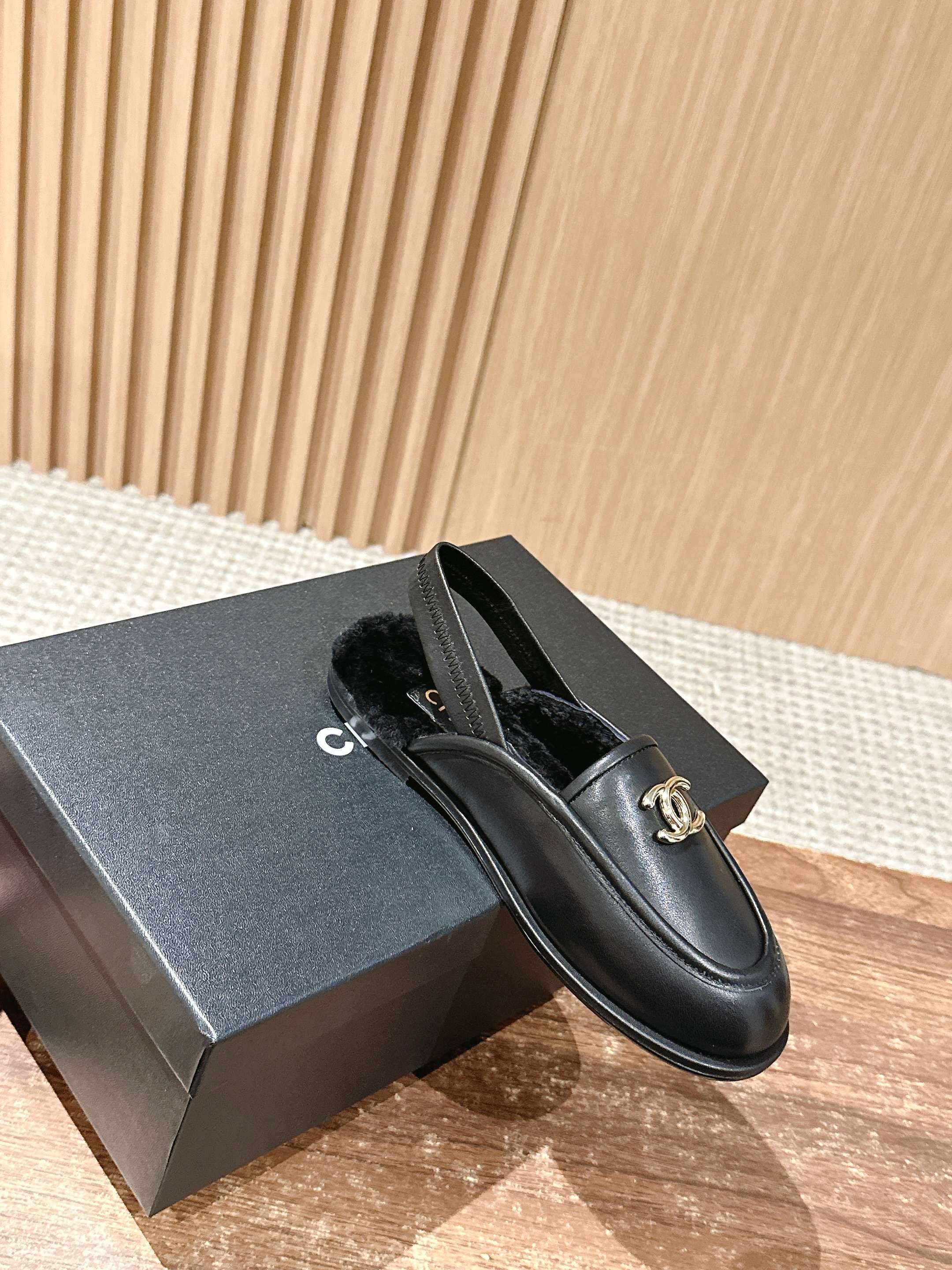 Новинка сезона ?Начало осени? от Chanel — Меховые туфли — Черная кожа